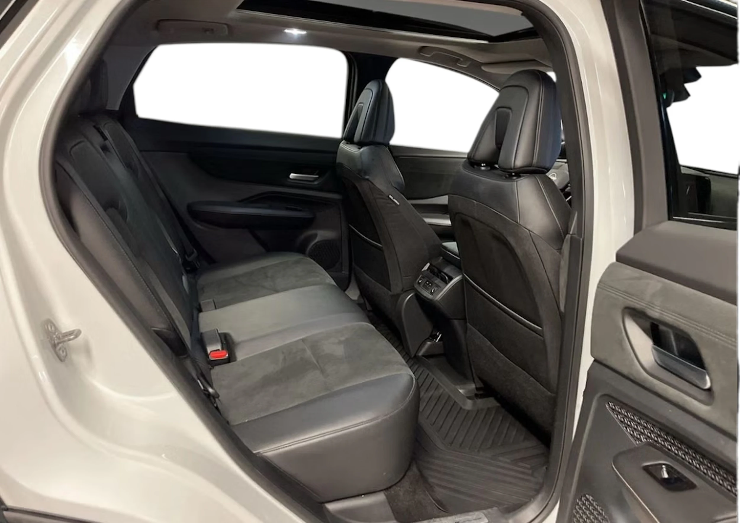 valkoinen Nissan Ariya 2023 kuva 6.