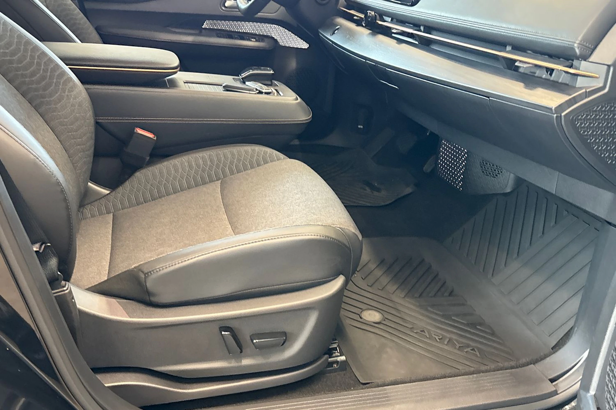 vihreä Nissan Ariya 2023 kuva 38.