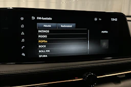 valkoinen Nissan Ariya 2023 kuva 19.