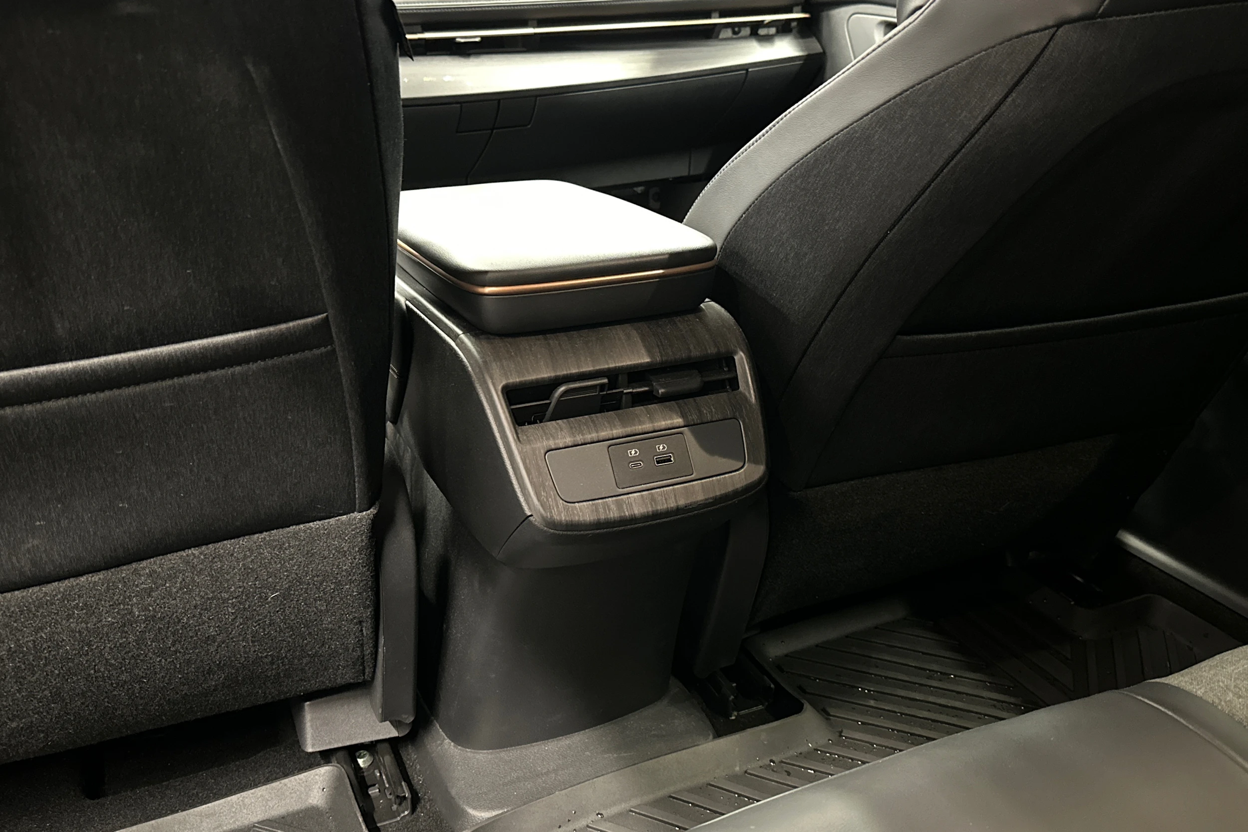 valkoinen Nissan Ariya 2023 kuva 28.