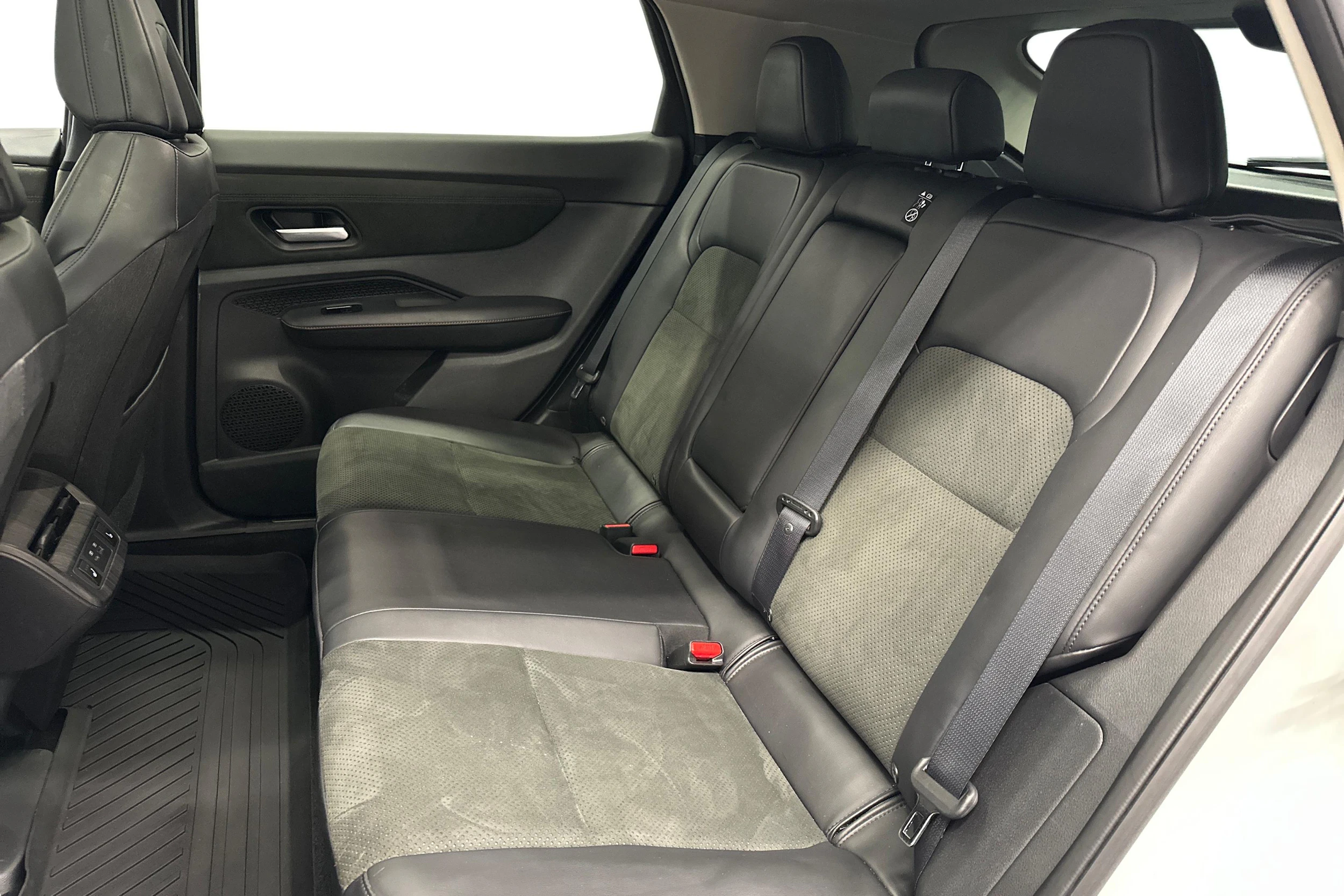 valkoinen Nissan Ariya 2023 kuva 8.