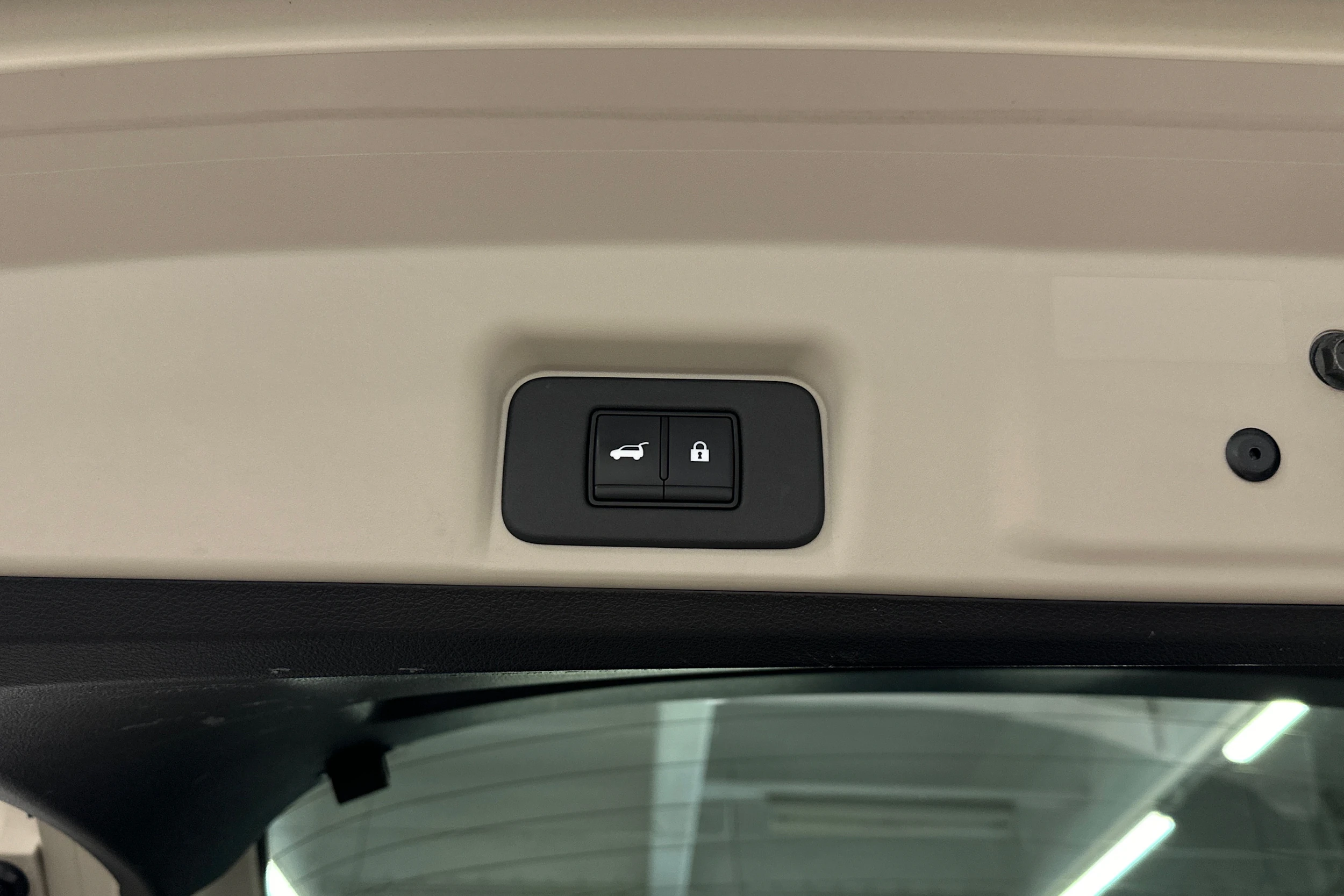 valkoinen Nissan Ariya 2023 kuva 40.