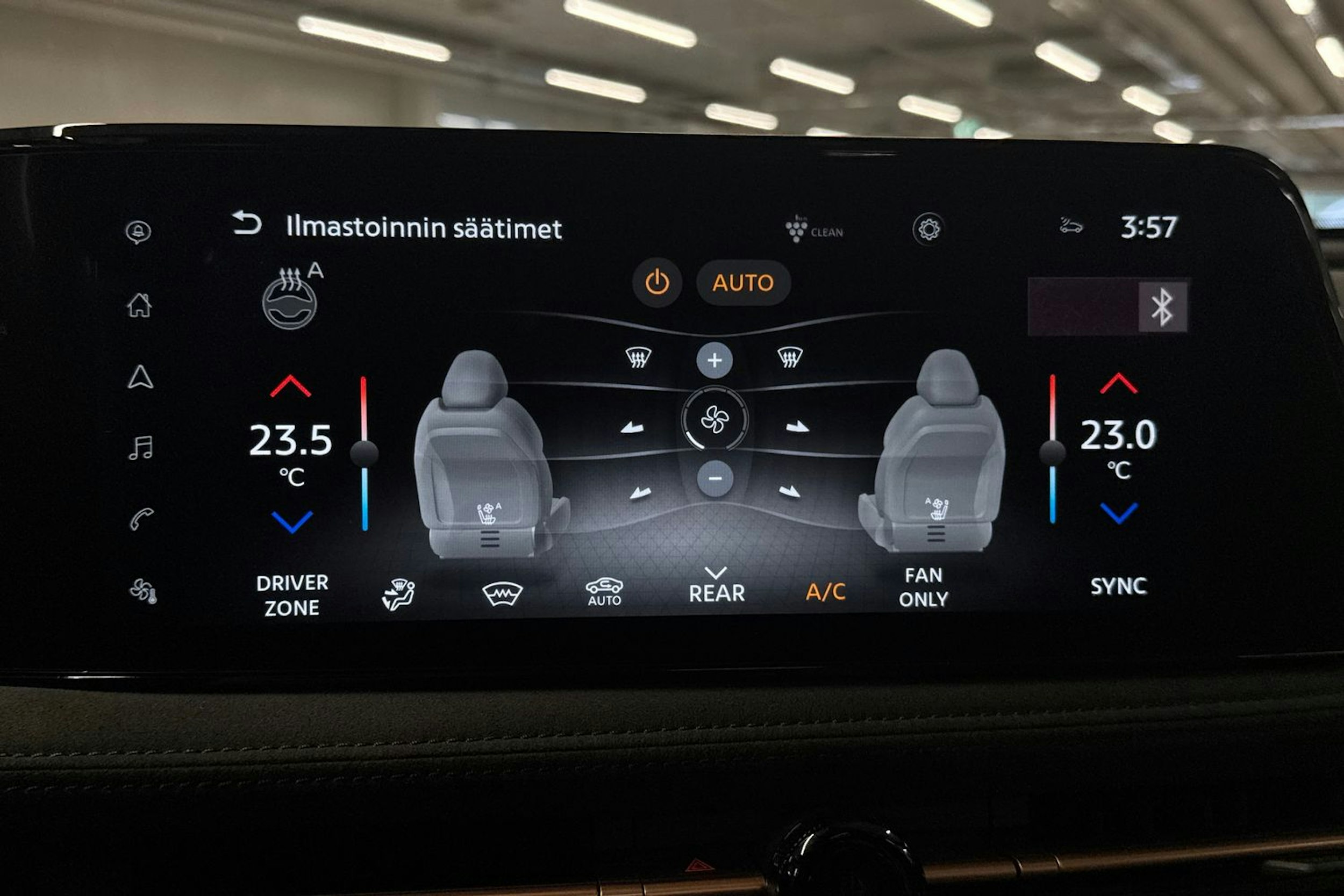 sininen Nissan Ariya 2023 kuva 26.