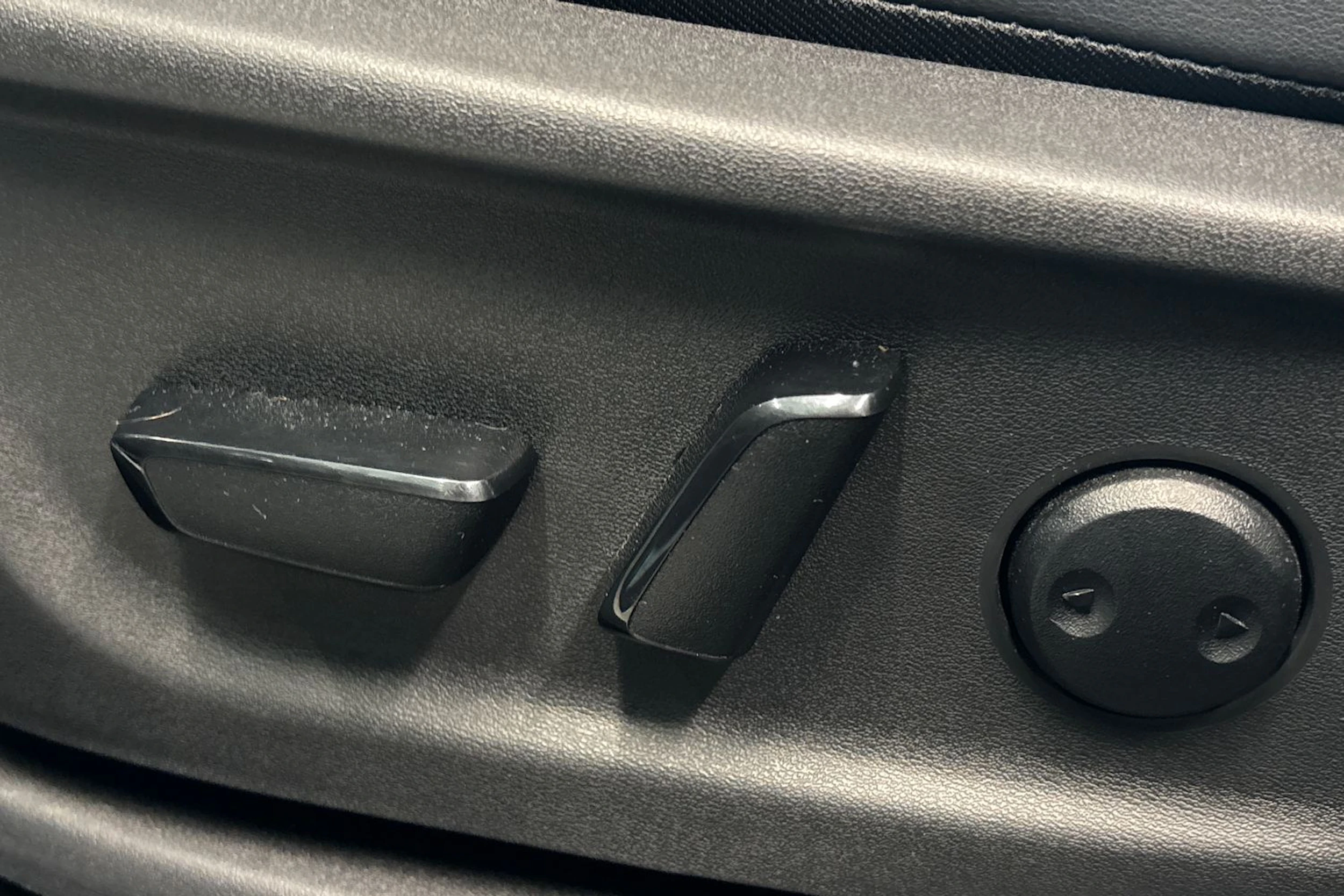 monivär. Nissan Ariya 2024 kuva 16.