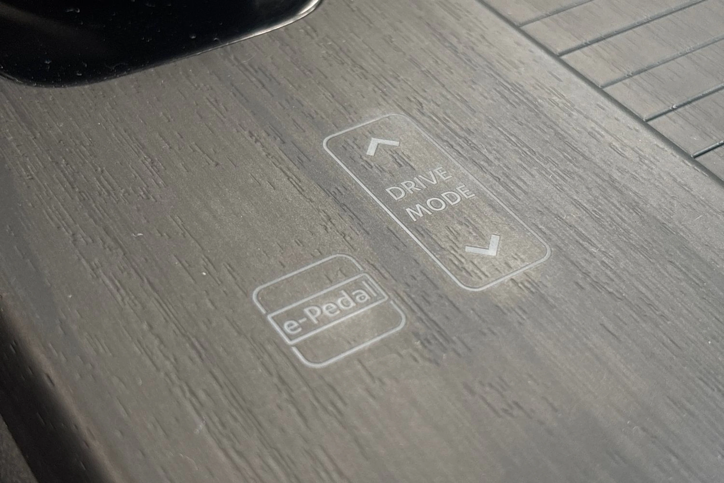monivär. Nissan Ariya 2024 kuva 20.