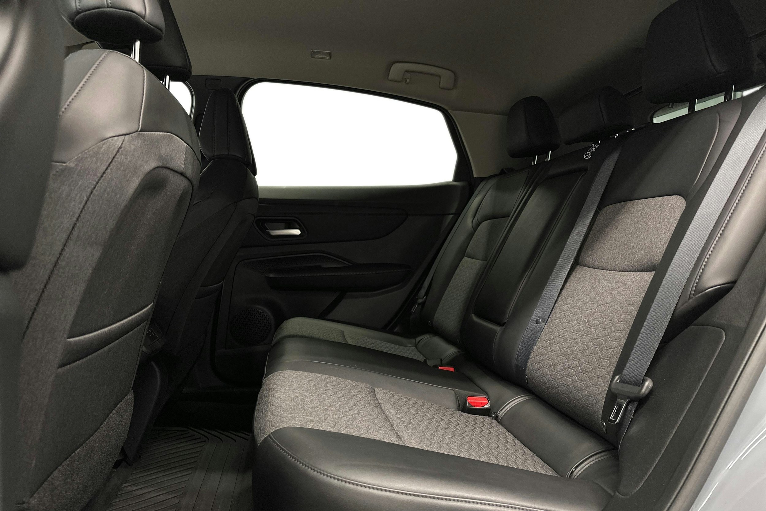 harmaa Nissan Ariya 2024 kuva 10.