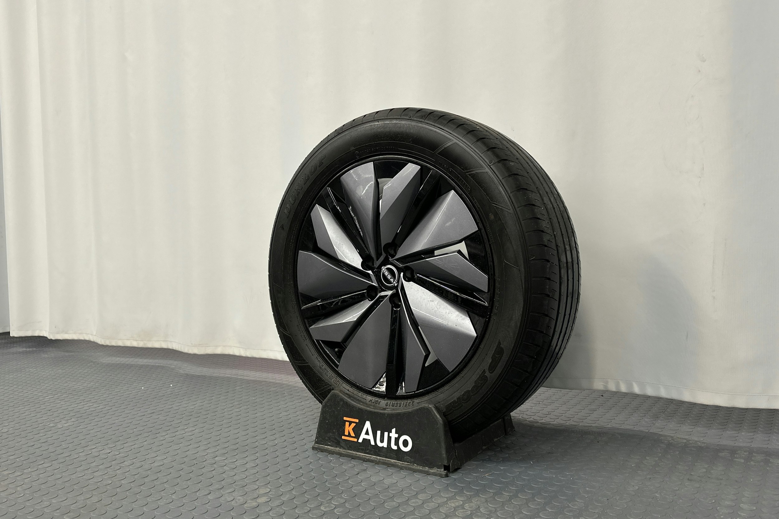 harmaa Nissan Ariya 2024 kuva 13.