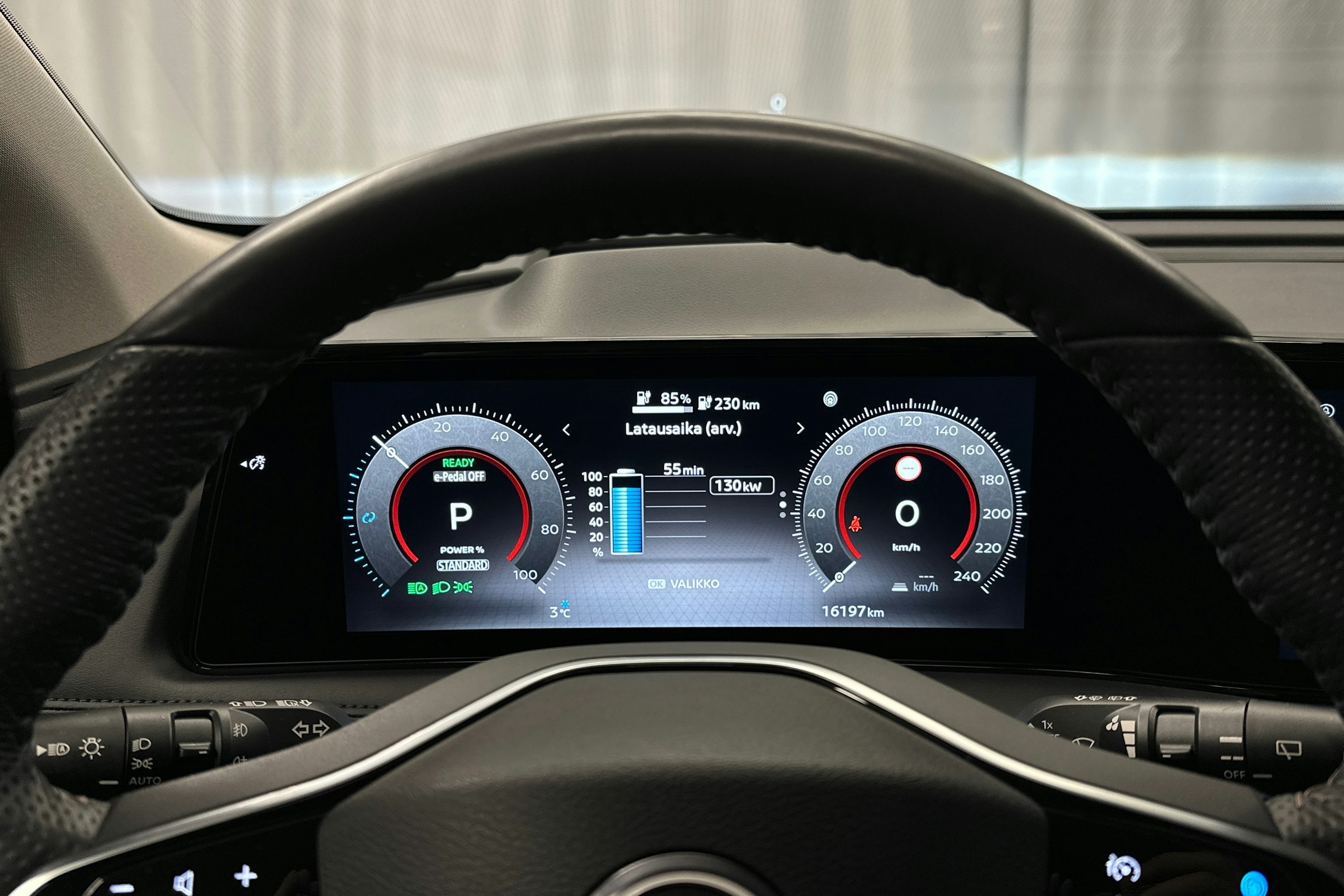 harmaa Nissan Ariya 2024 kuva 16.