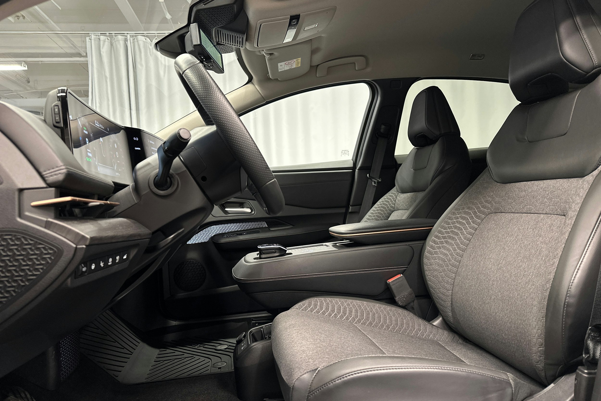 harmaa Nissan Ariya 2024 kuva 25.