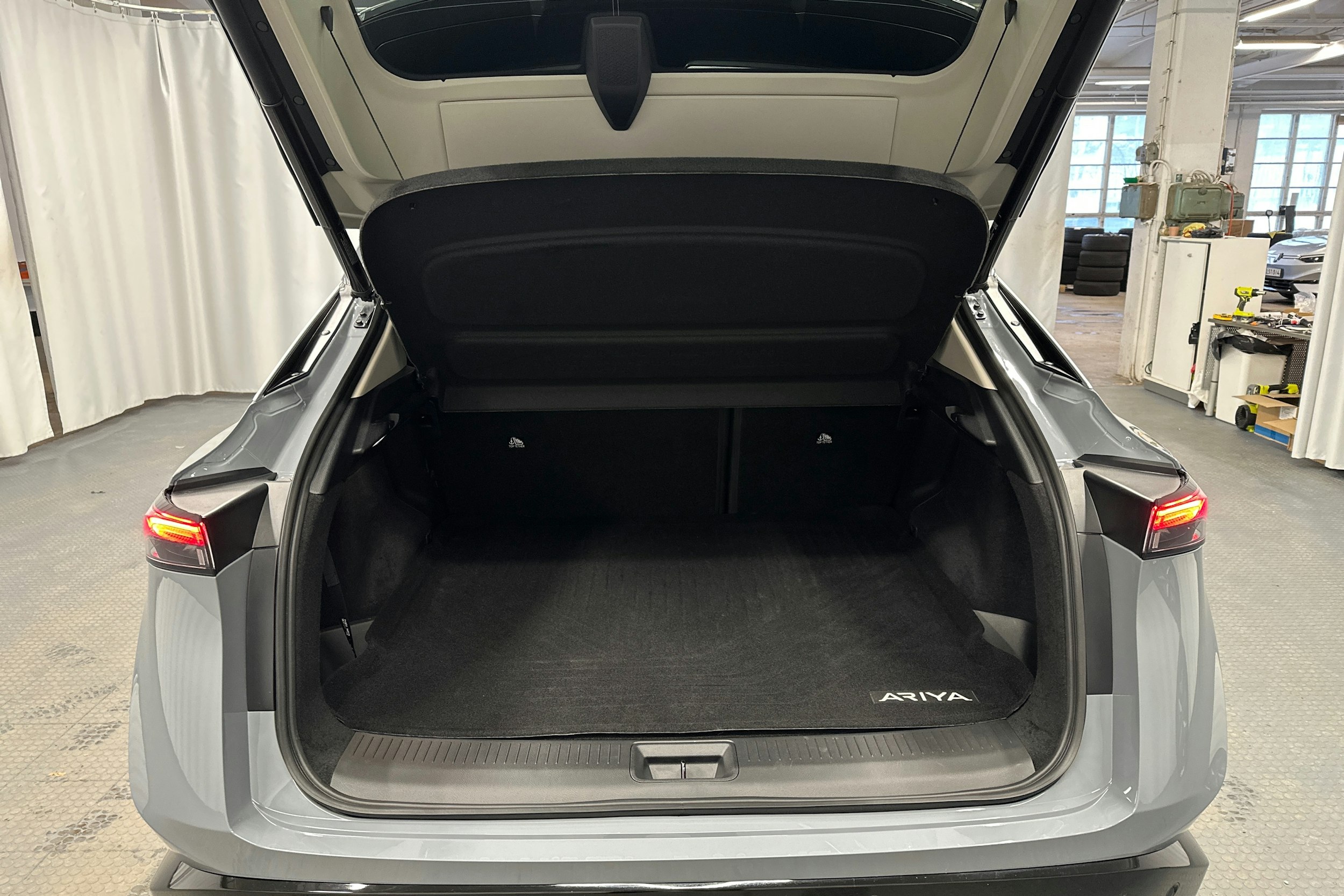 harmaa Nissan Ariya 2024 kuva 27.