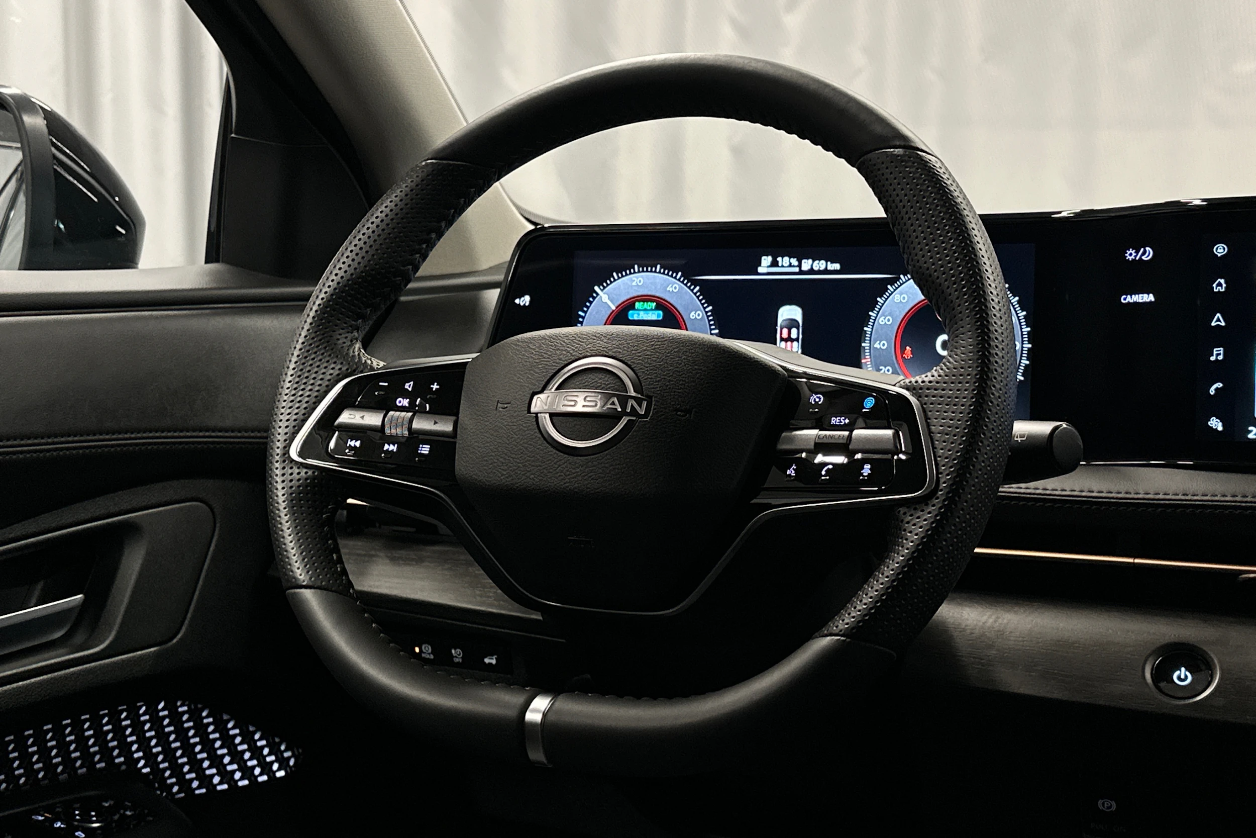 musta Nissan Ariya 2025 kuva 15.