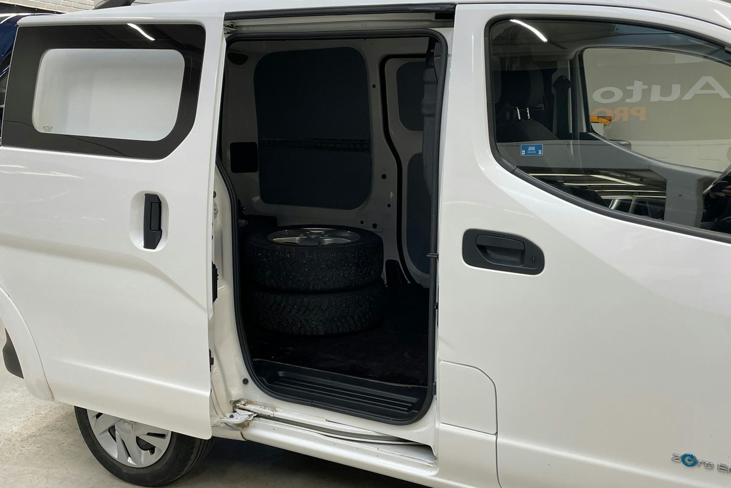 valkoinen Nissan e-NV200 2018 kuva 13.
