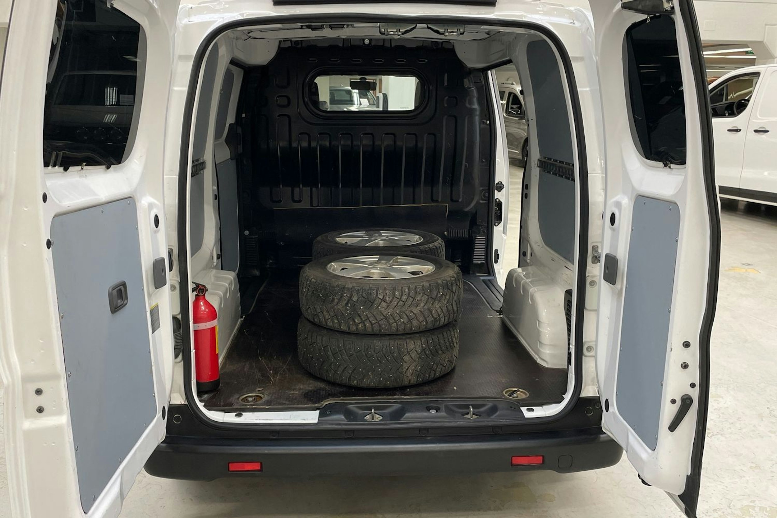 valkoinen Nissan e-NV200 2018 kuva 14.
