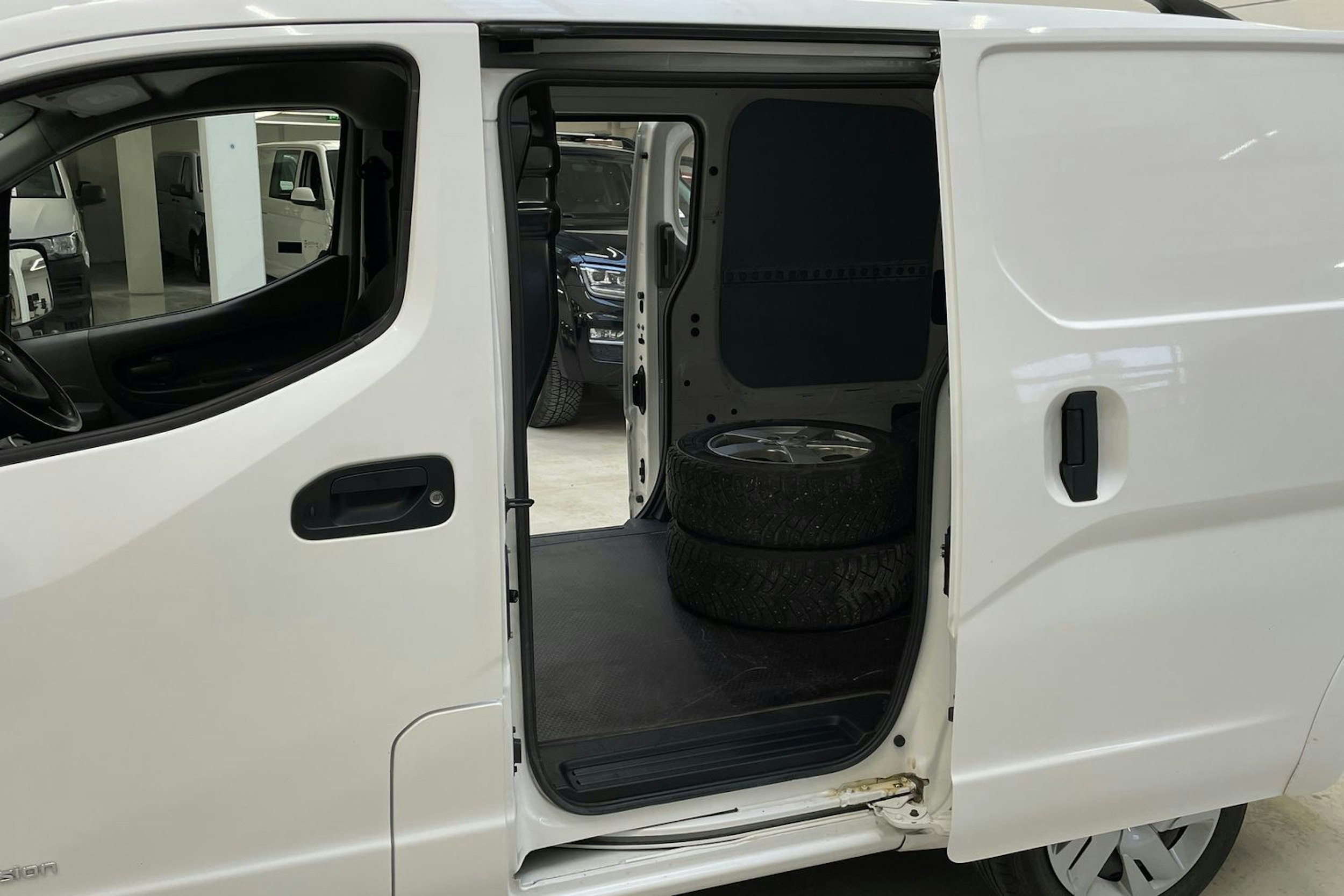 valkoinen Nissan e-NV200 2018 kuva 16.
