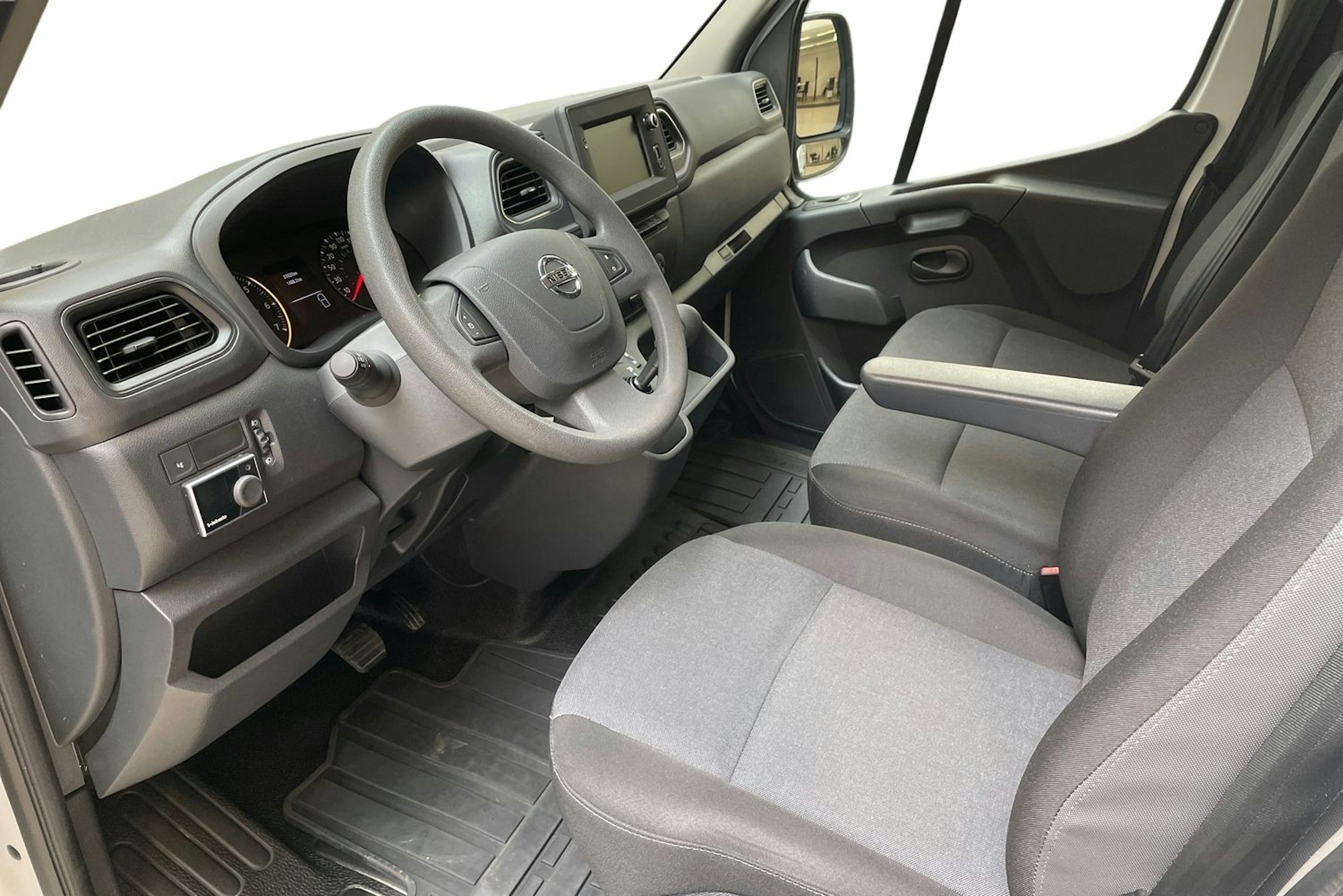valkoinen Nissan Interstar 2023 kuva 7.