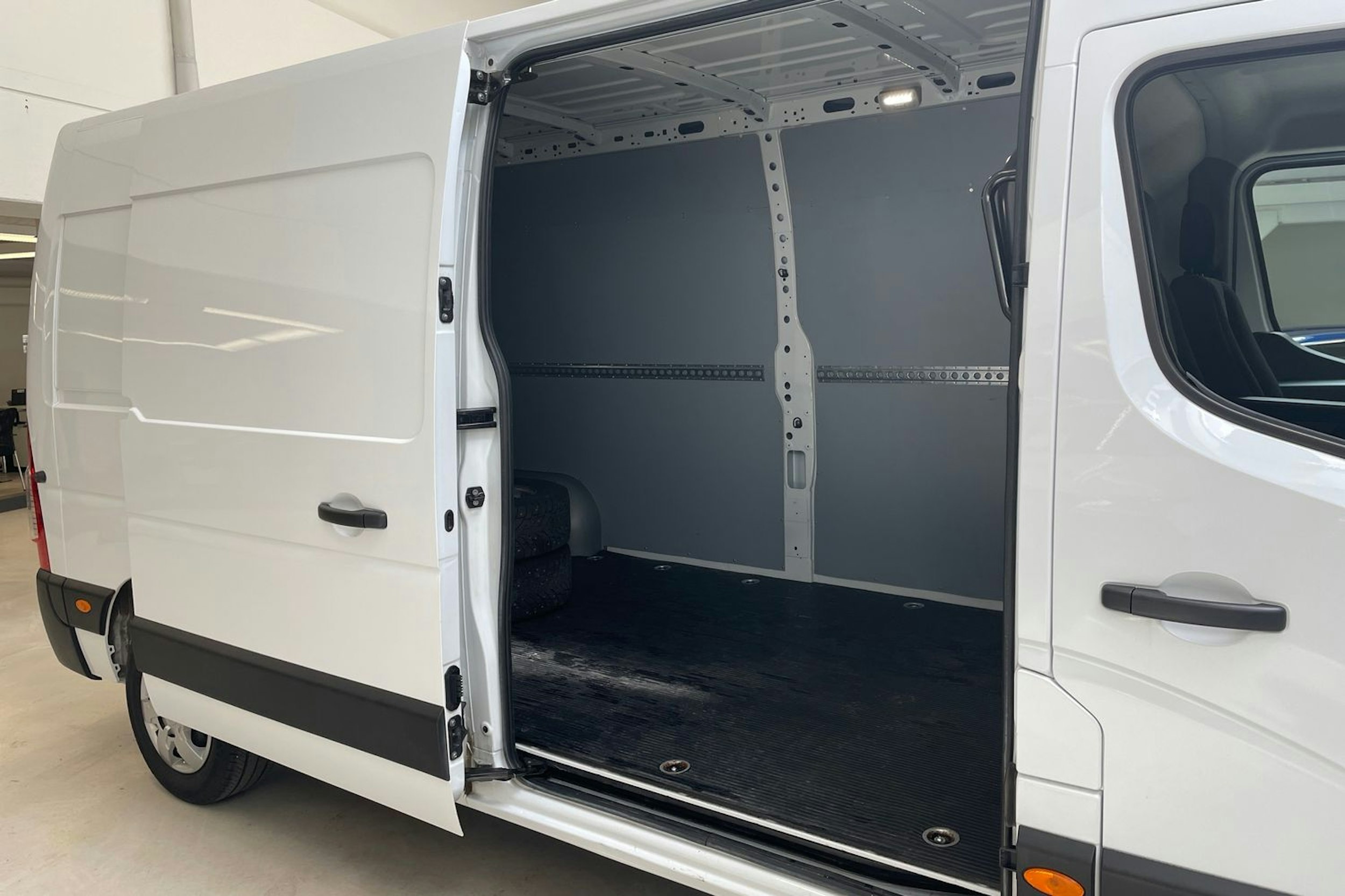 valkoinen Nissan Interstar 2023 kuva 13.