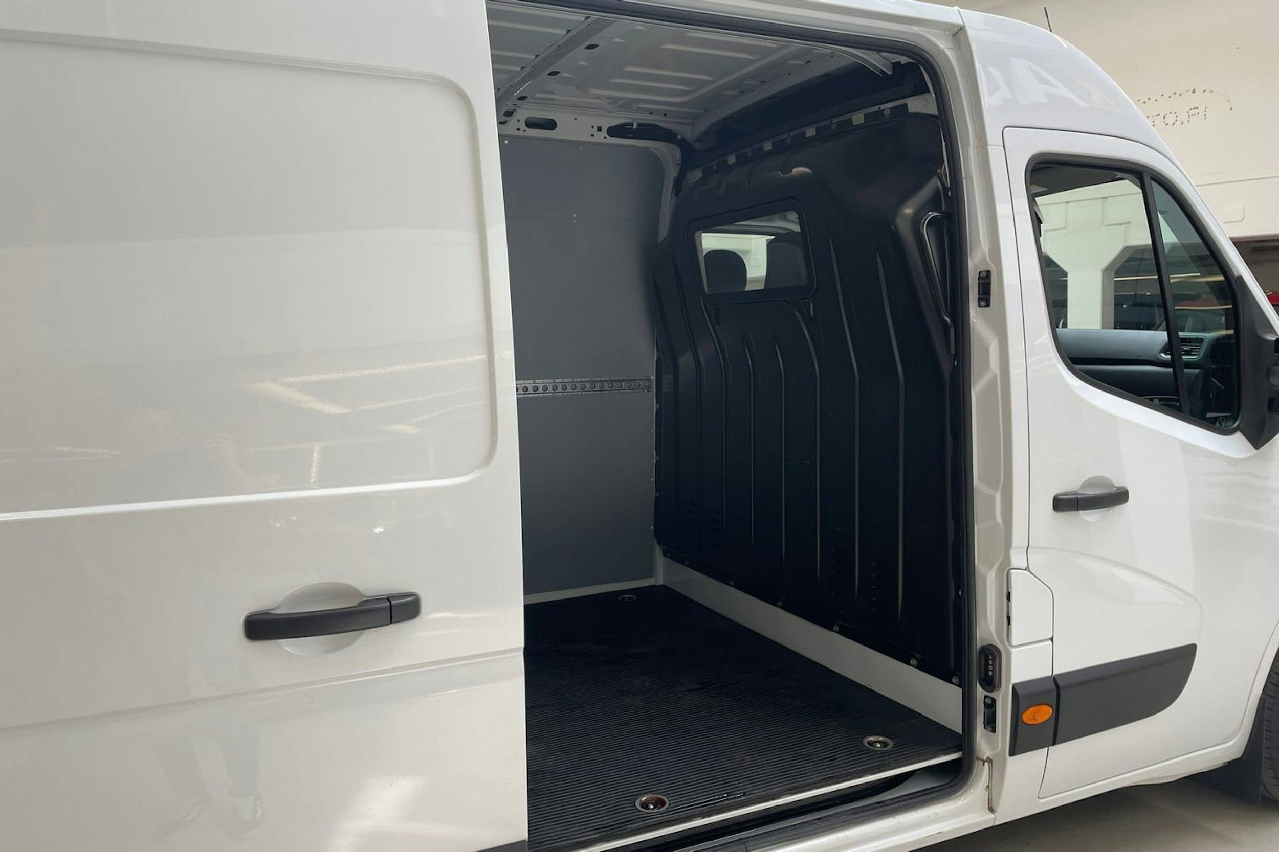 valkoinen Nissan Interstar 2023 kuva 14.