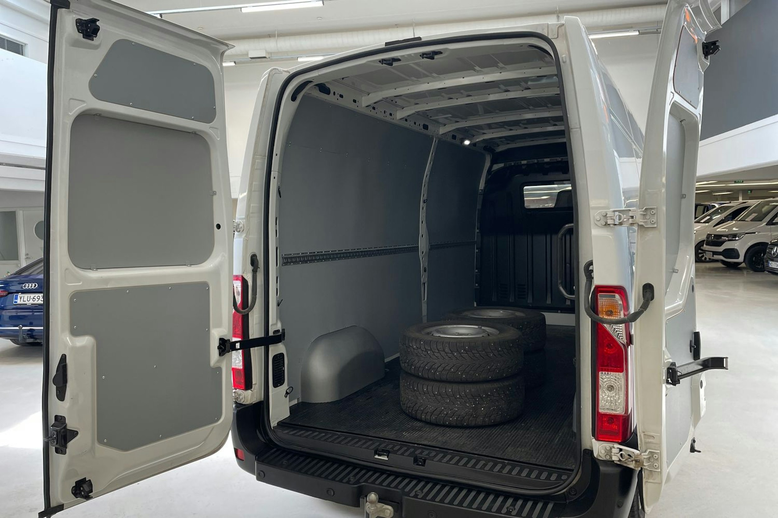 valkoinen Nissan Interstar 2023 kuva 15.