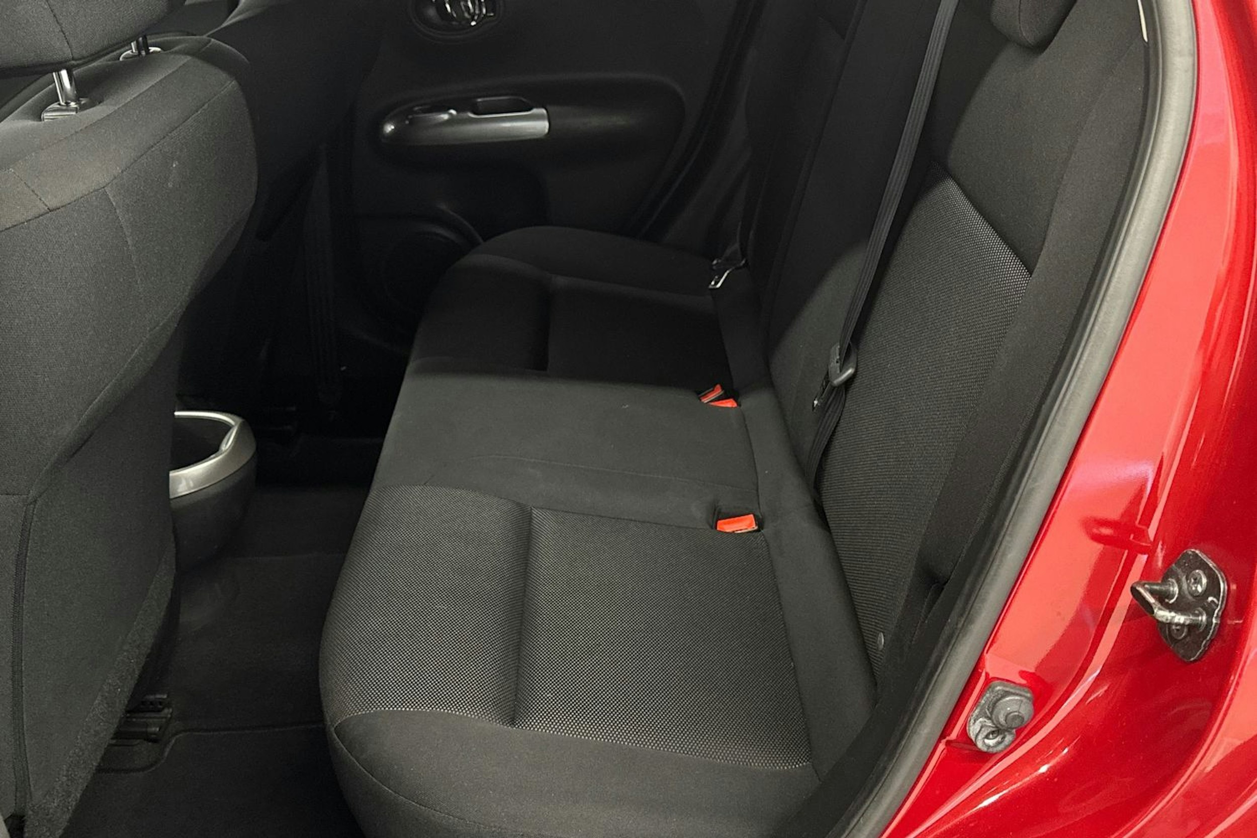 punainen Nissan Juke 2010 kuva 10.