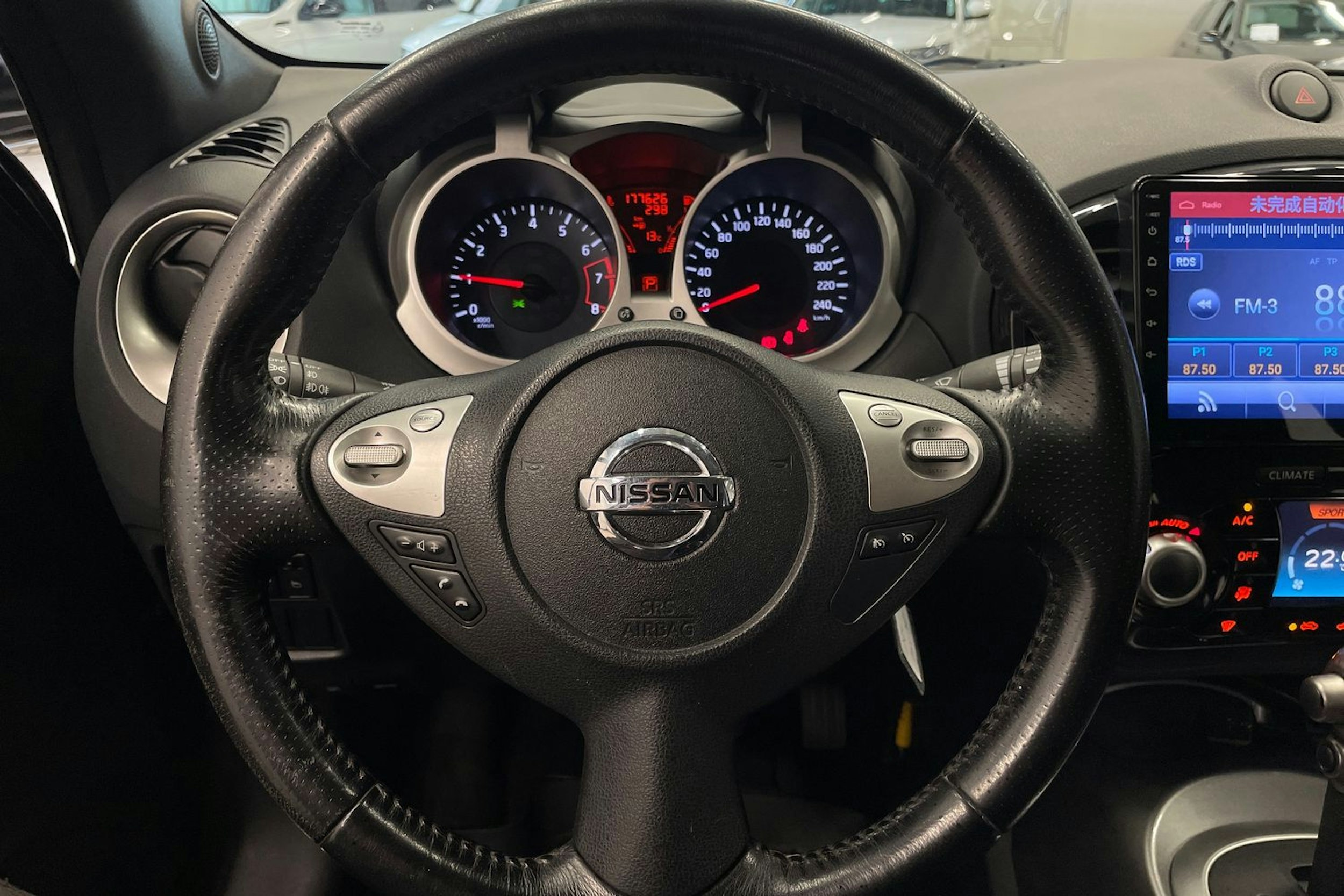 Ruskea (beige) Nissan Juke 2011 kuva 16.
