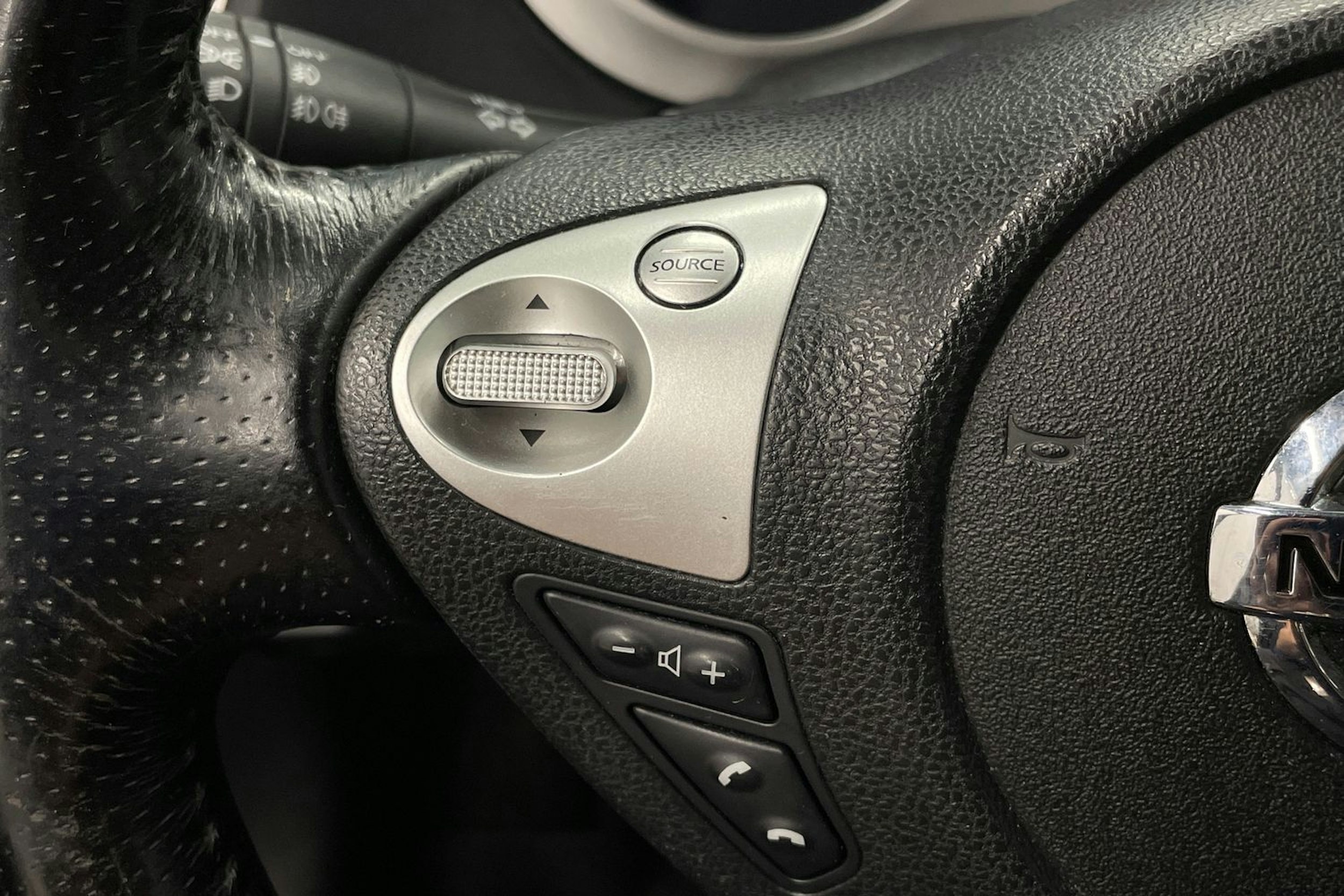 Ruskea (beige) Nissan Juke 2011 kuva 17.