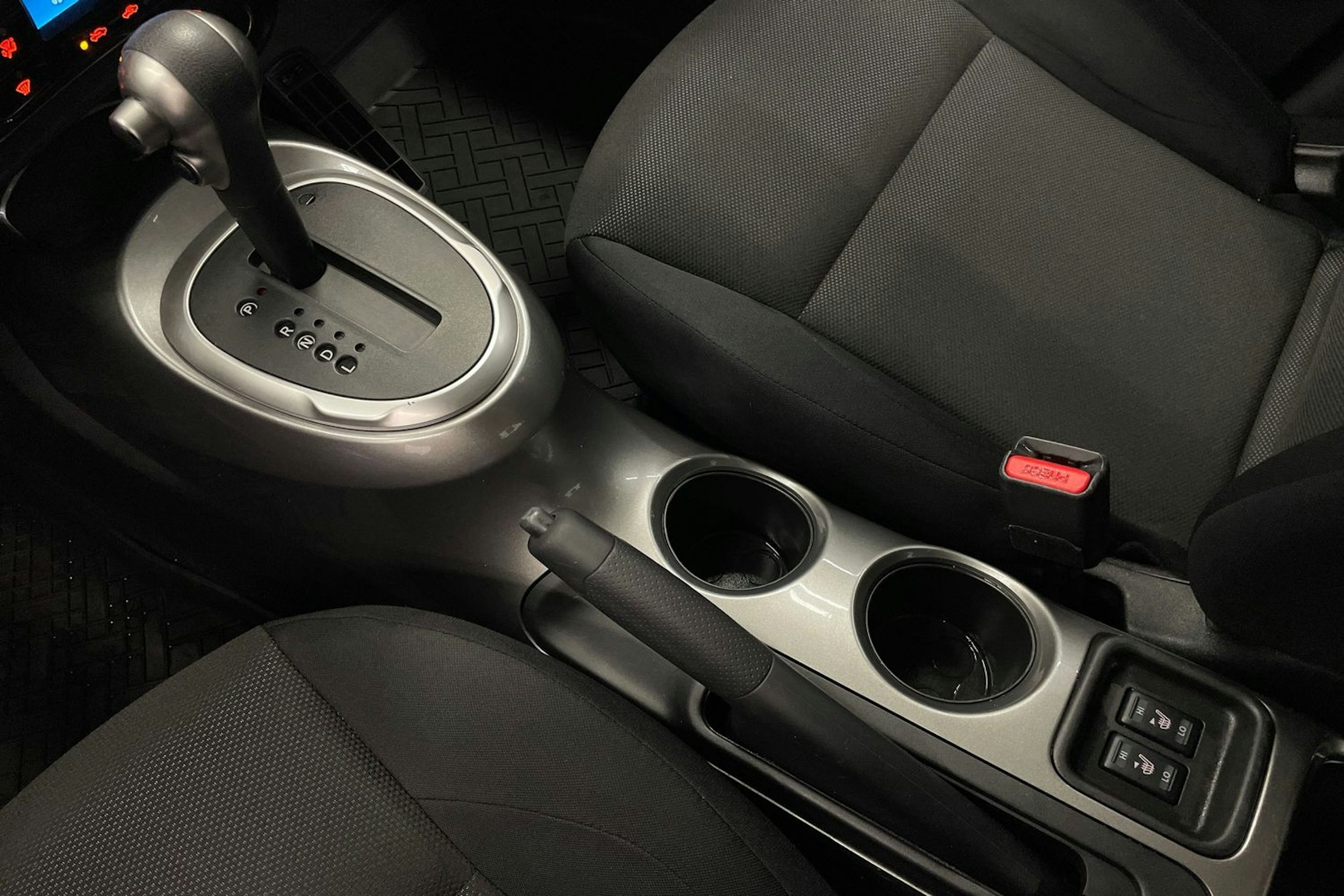 Ruskea (beige) Nissan Juke 2011 kuva 19.