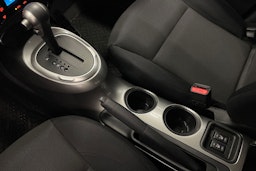 Ruskea (beige) Nissan Juke 2011 kuva 19.