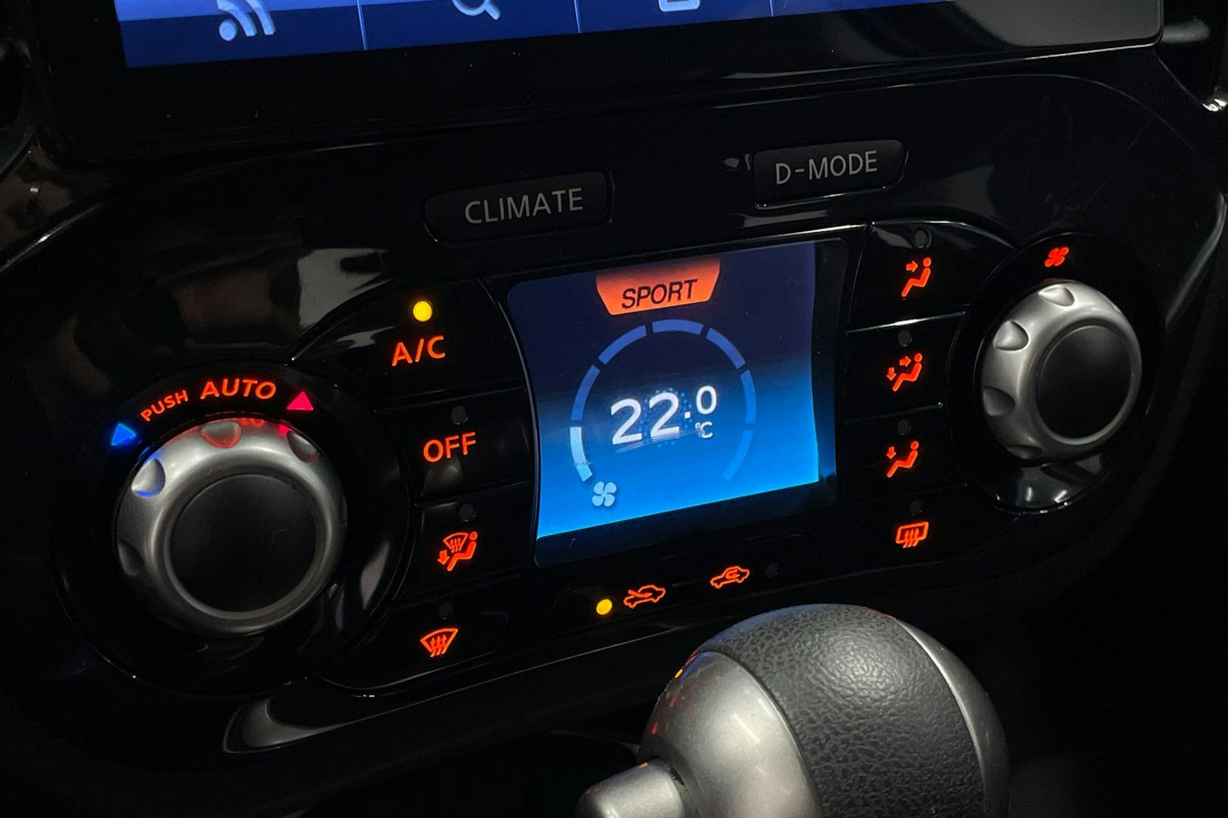Ruskea (beige) Nissan Juke 2011 kuva 20.