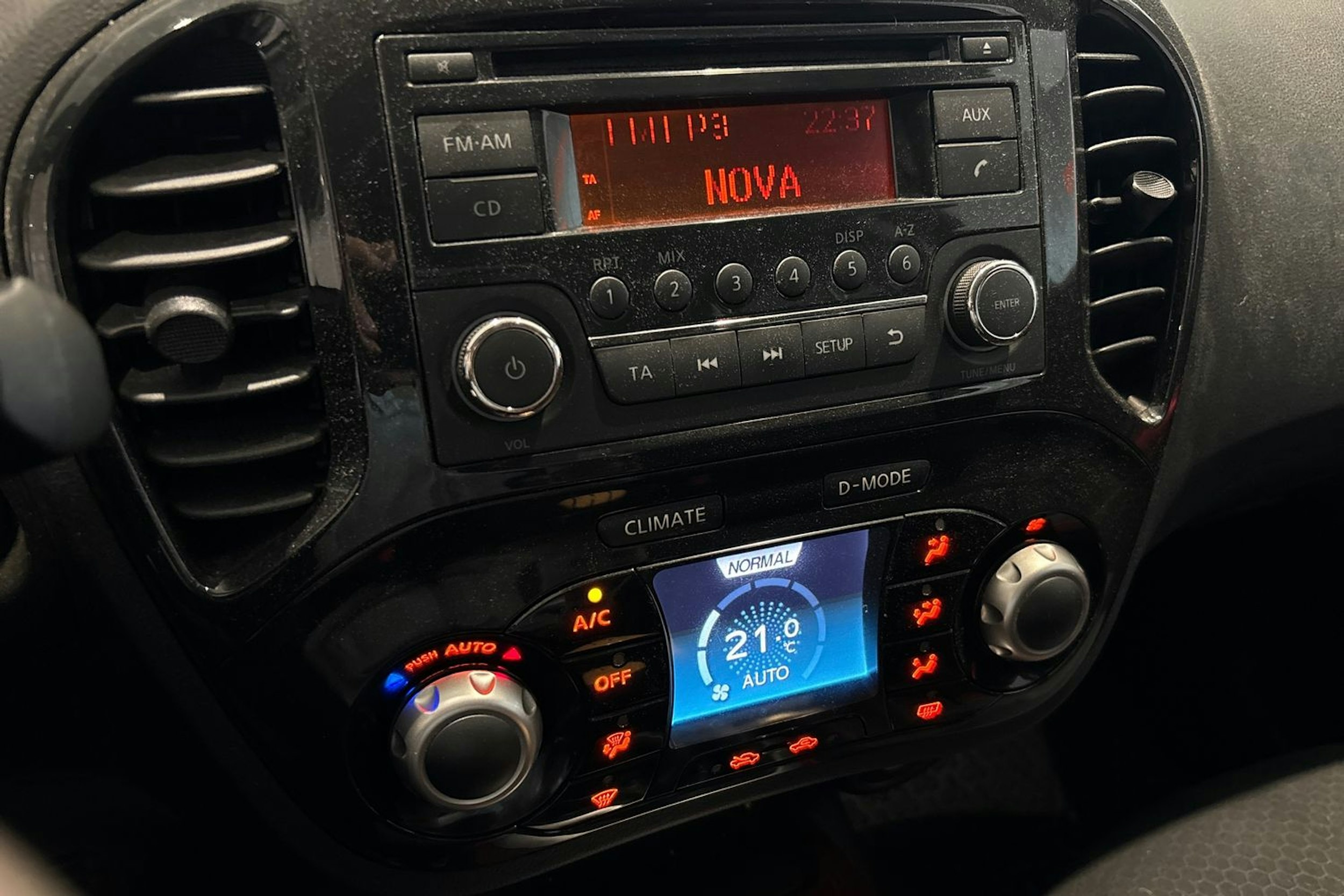 Musta Nissan Juke 2011 kuva 16.