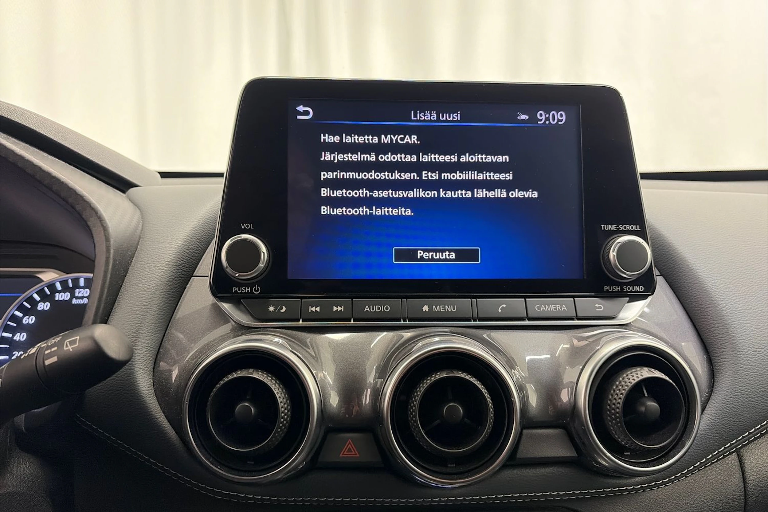 valkoinen Nissan Juke 2021 kuva 17.