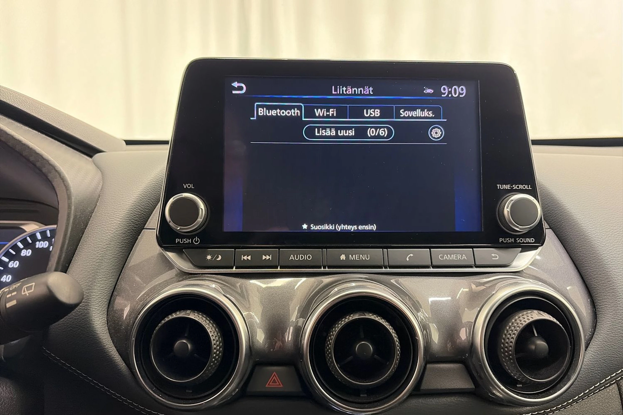 valkoinen Nissan Juke 2021 kuva 18.