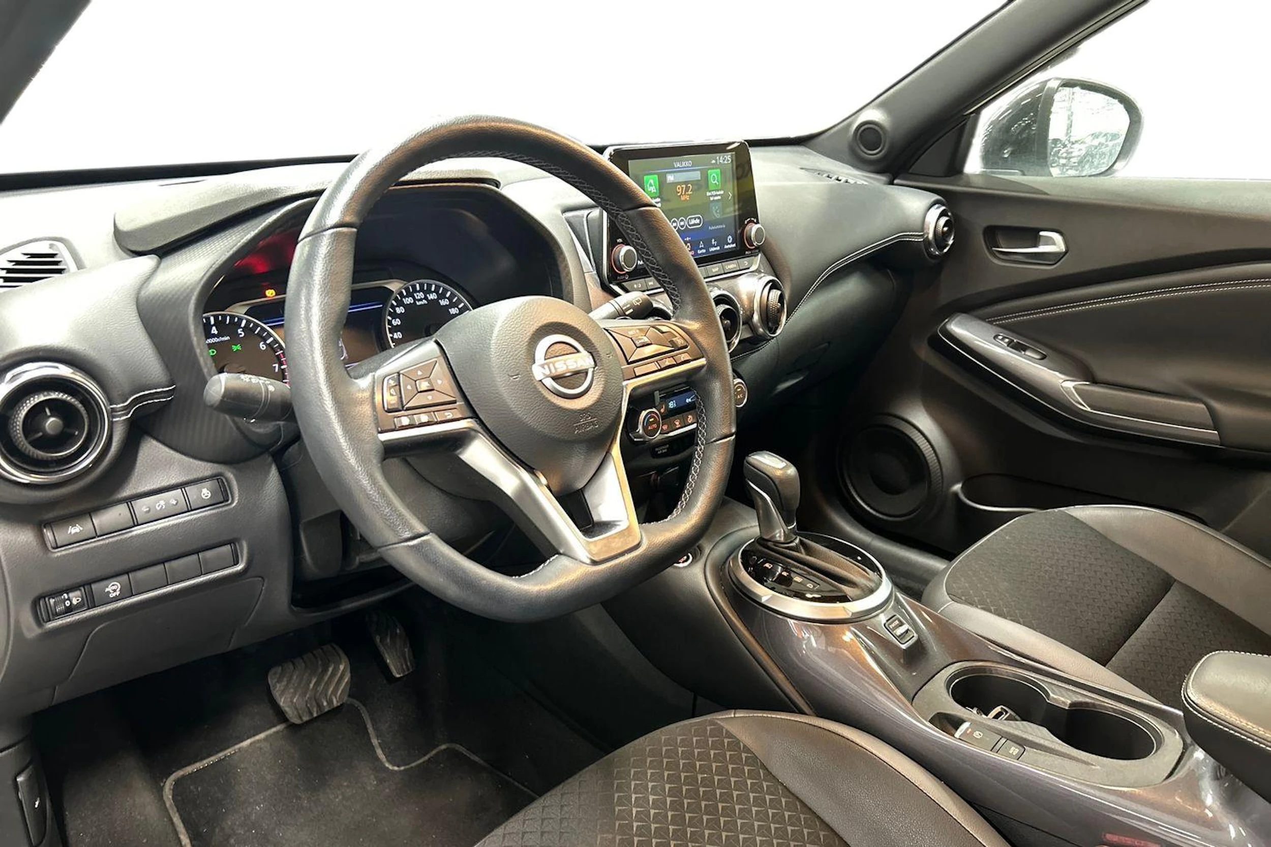 valkoinen Nissan Juke 2024 kuva 3.