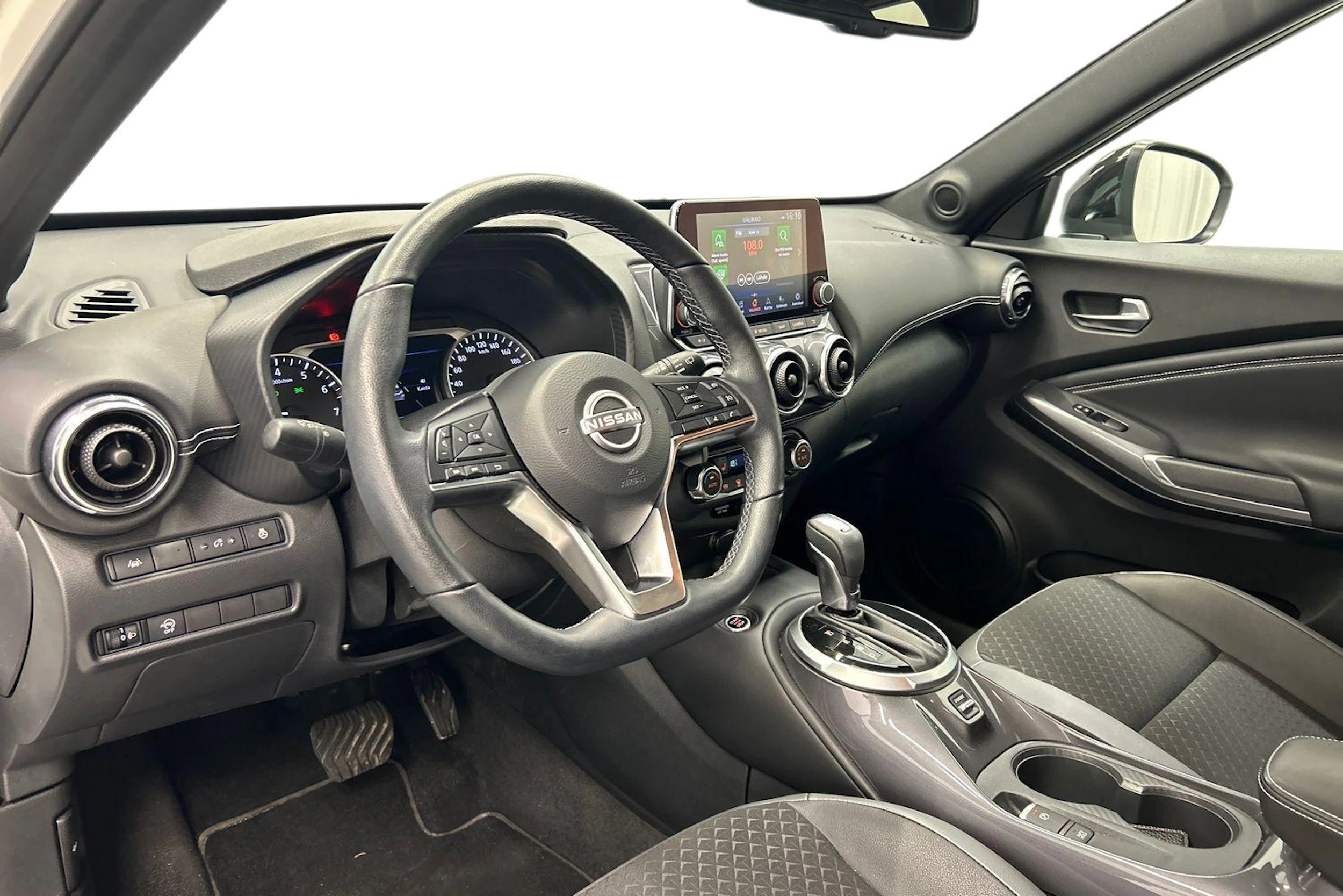 valkoinen Nissan Juke 2024 kuva 6.
