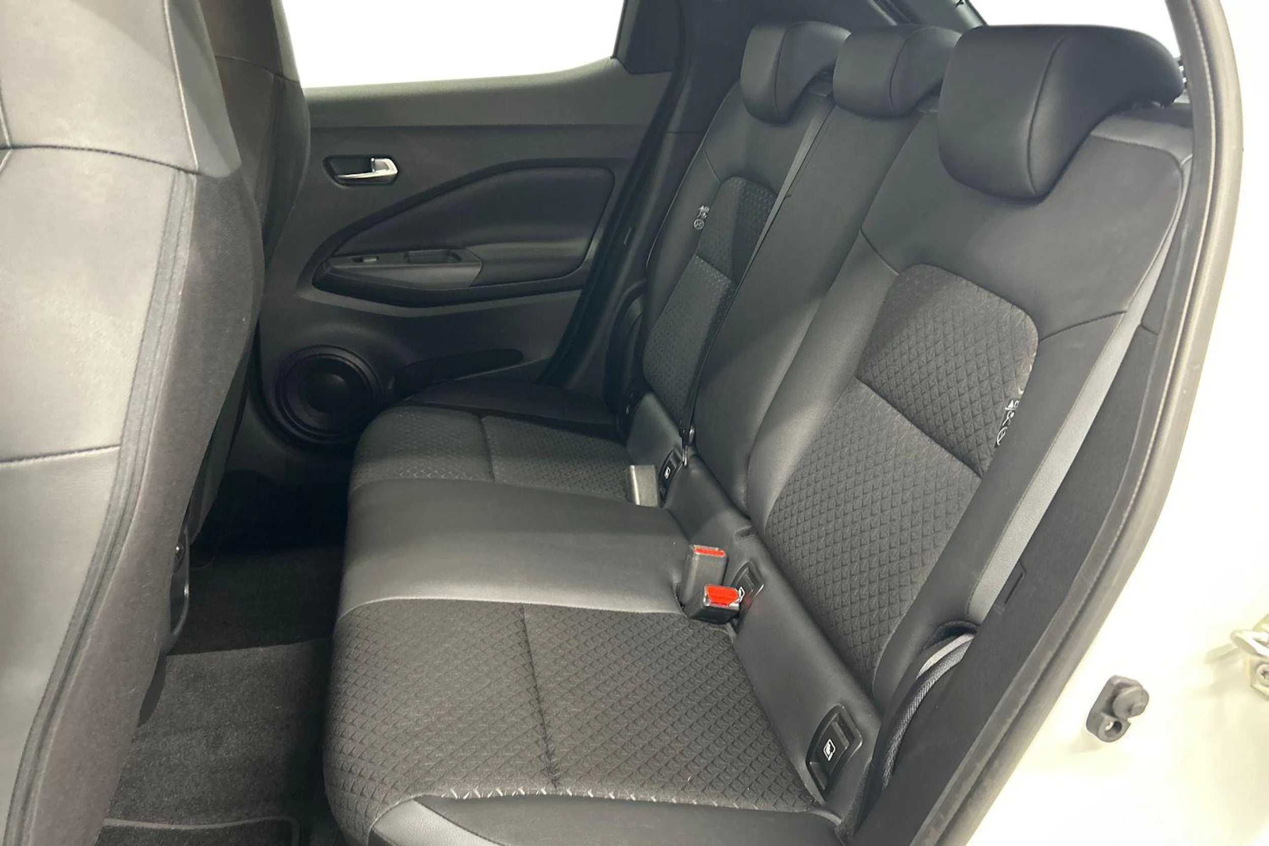 valkoinen Nissan Juke 2024 kuva 8.
