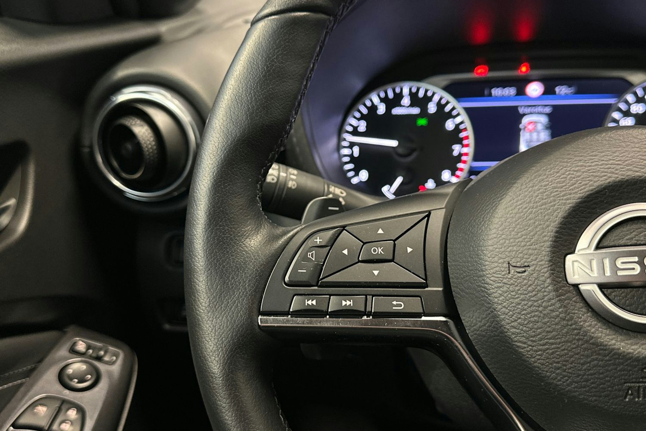 musta Nissan Juke 2024 kuva 16.