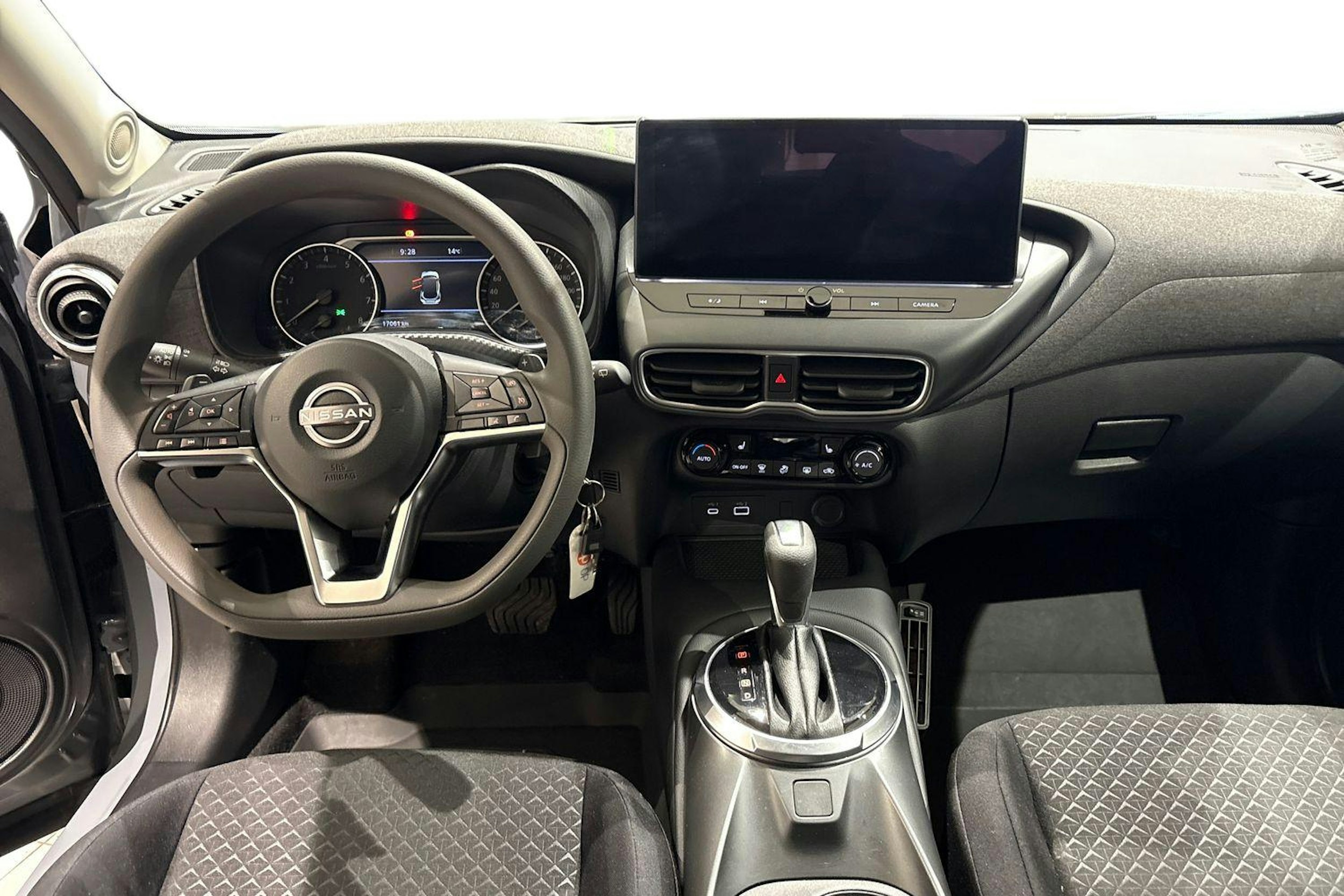 harmaa Nissan Juke 2025 kuva 9.