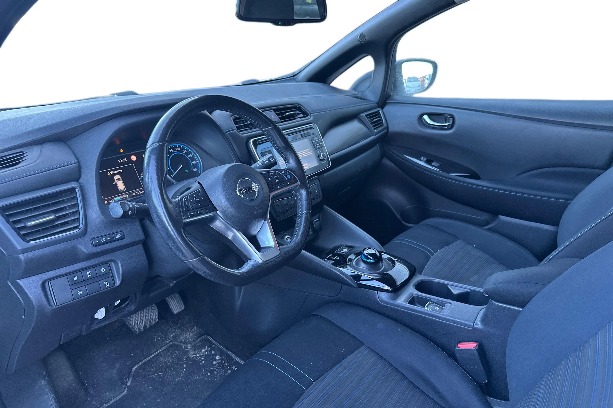 Valkoinen Nissan Leaf 2018 kuva 3.