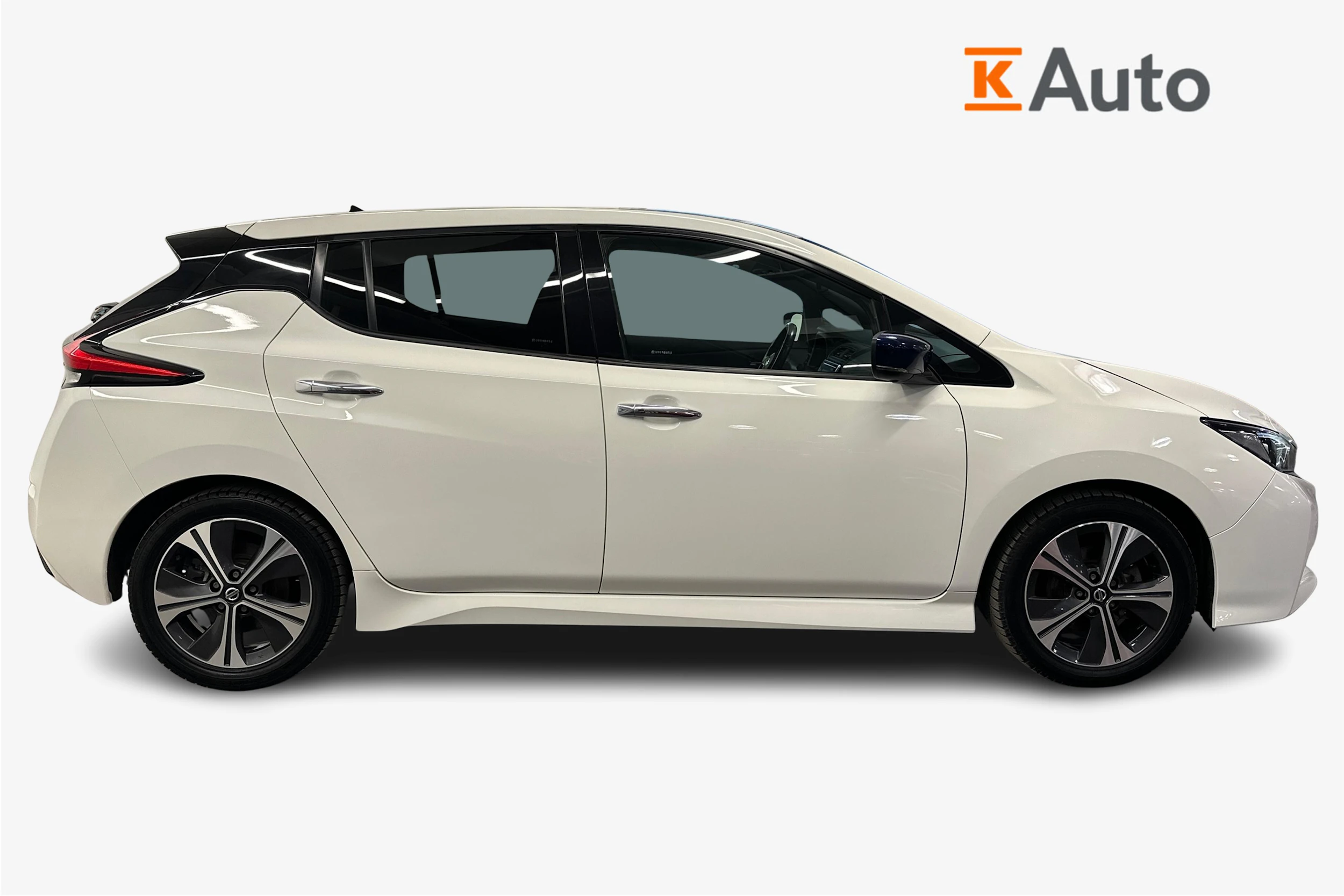 Valkoinen Nissan Leaf 2018 kuva 5.
