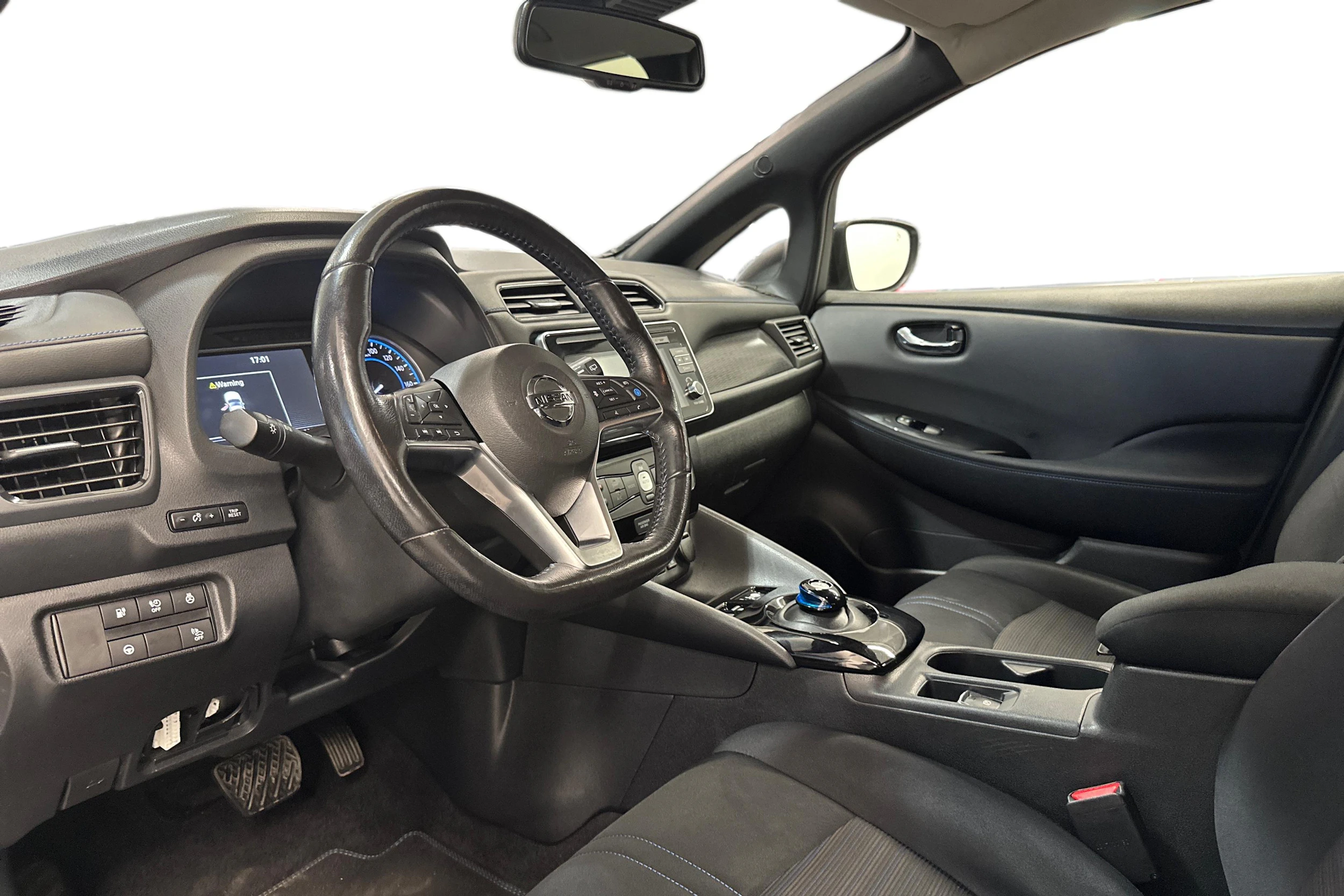 Valkoinen Nissan Leaf 2018 kuva 6.