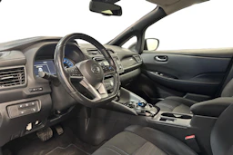 Valkoinen Nissan Leaf 2018 kuva 6.