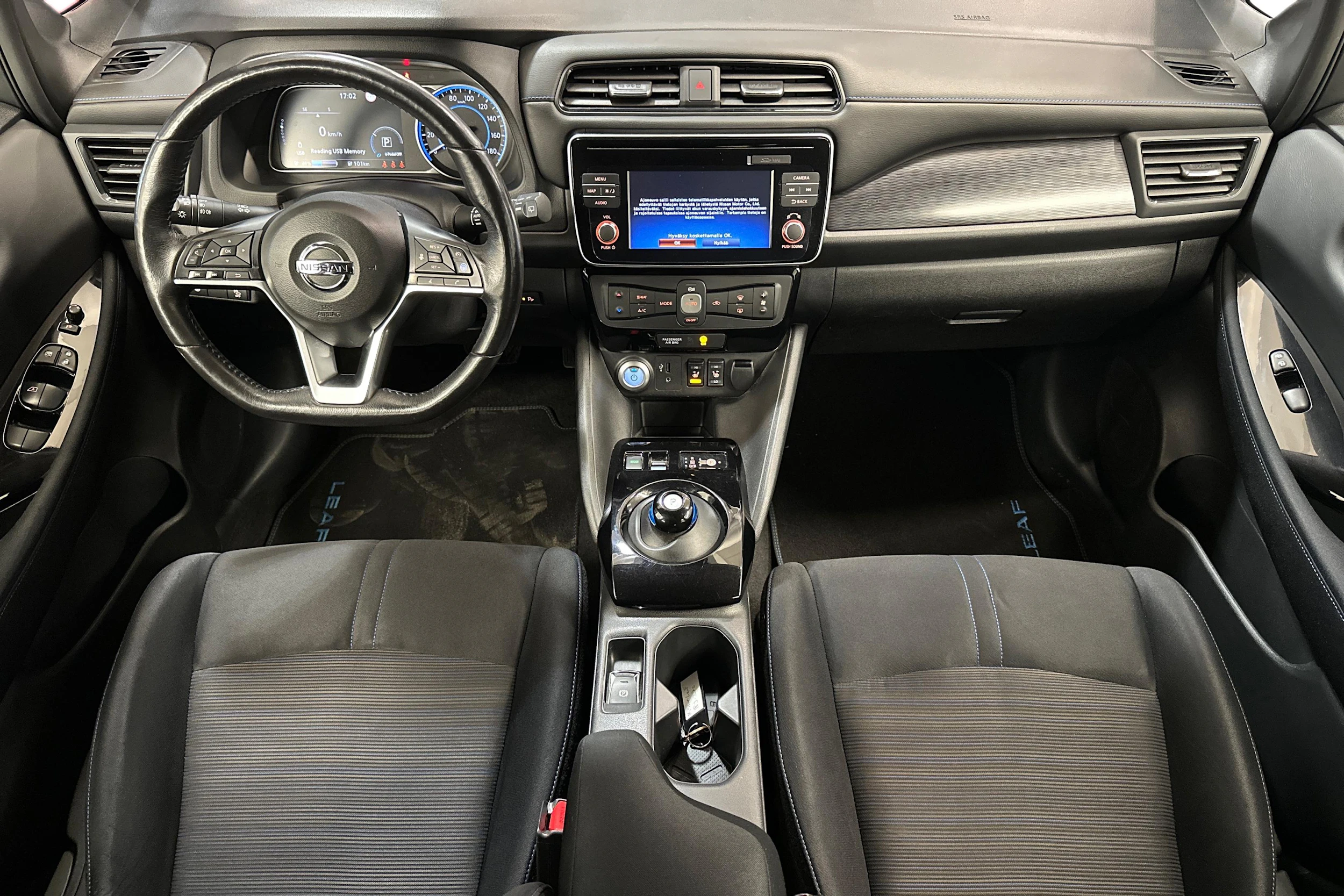 Valkoinen Nissan Leaf 2018 kuva 7.