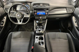Valkoinen Nissan Leaf 2018 kuva 7.