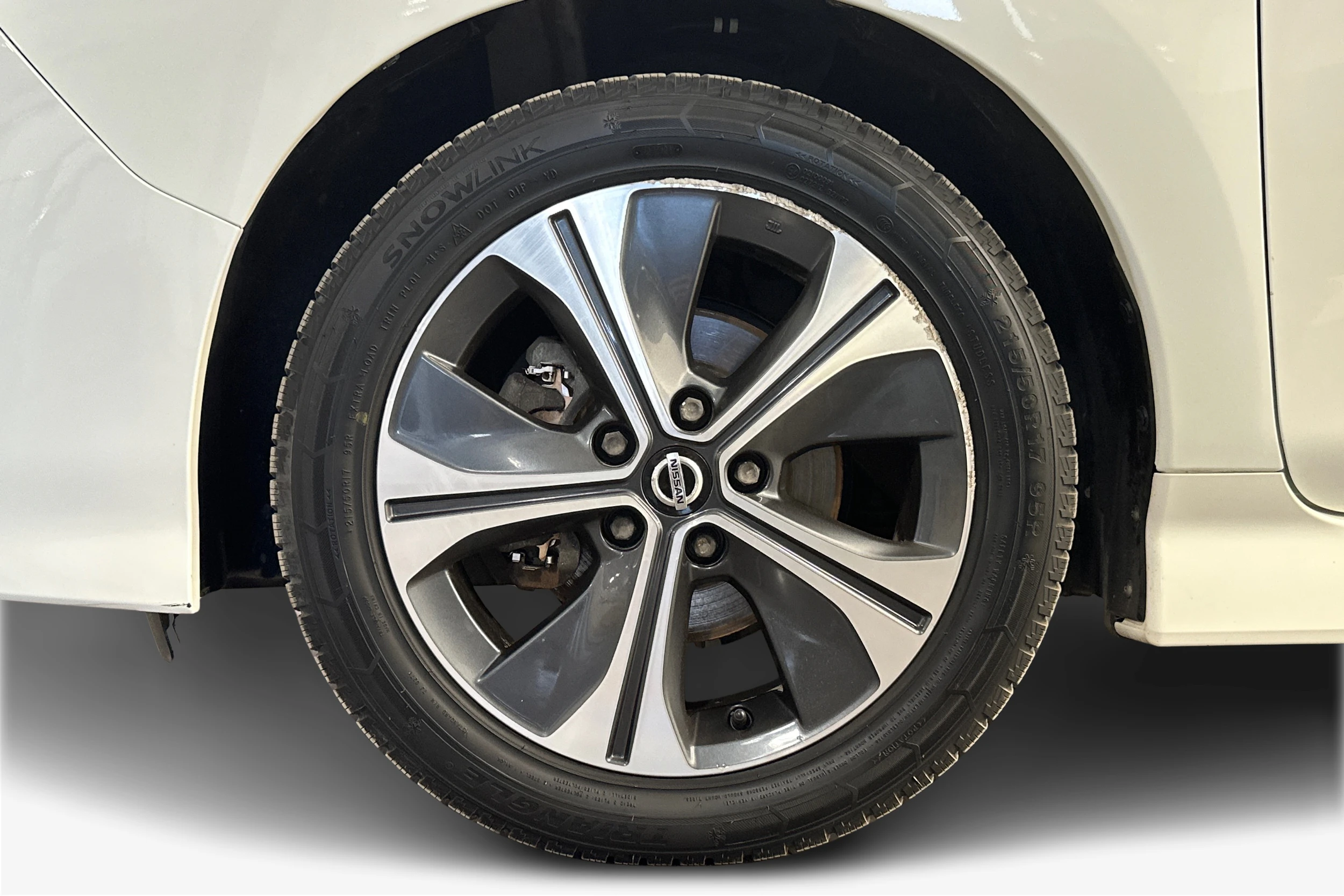 Valkoinen Nissan Leaf 2018 kuva 9.