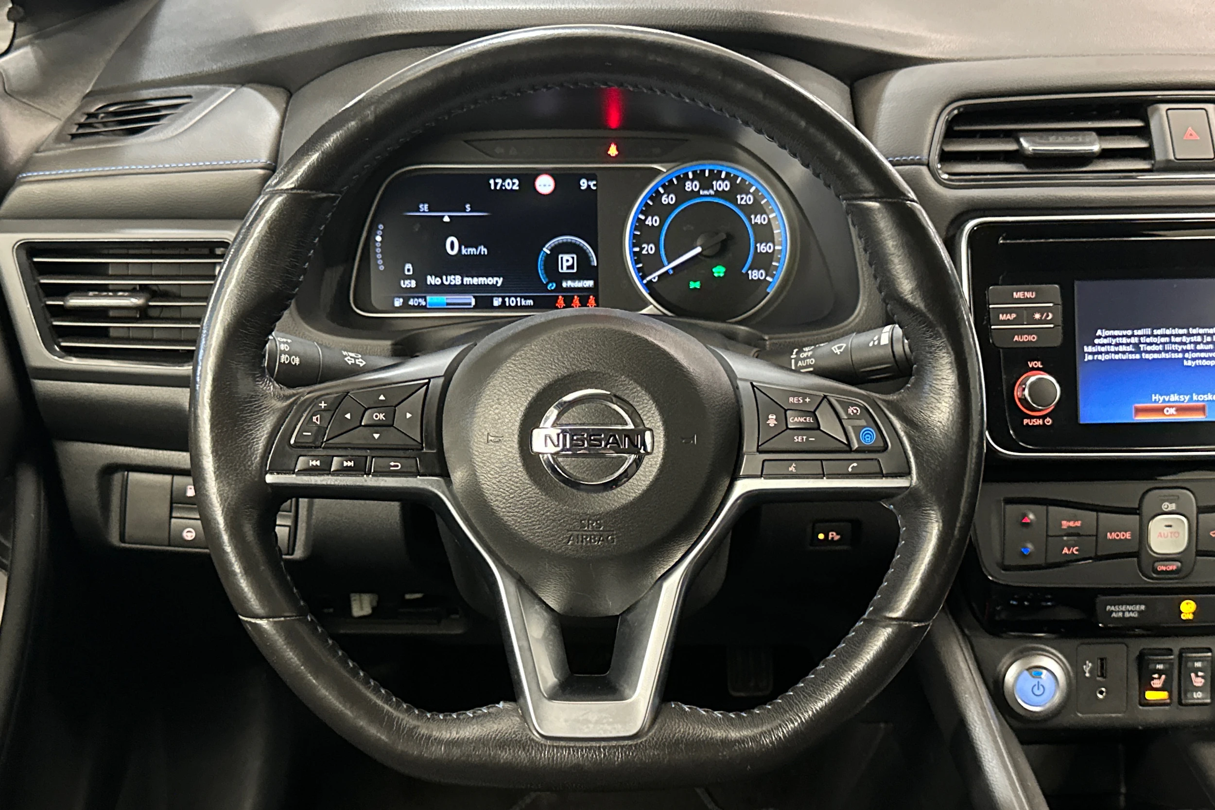 Valkoinen Nissan Leaf 2018 kuva 11.