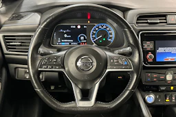 Valkoinen Nissan Leaf 2018 kuva 11.