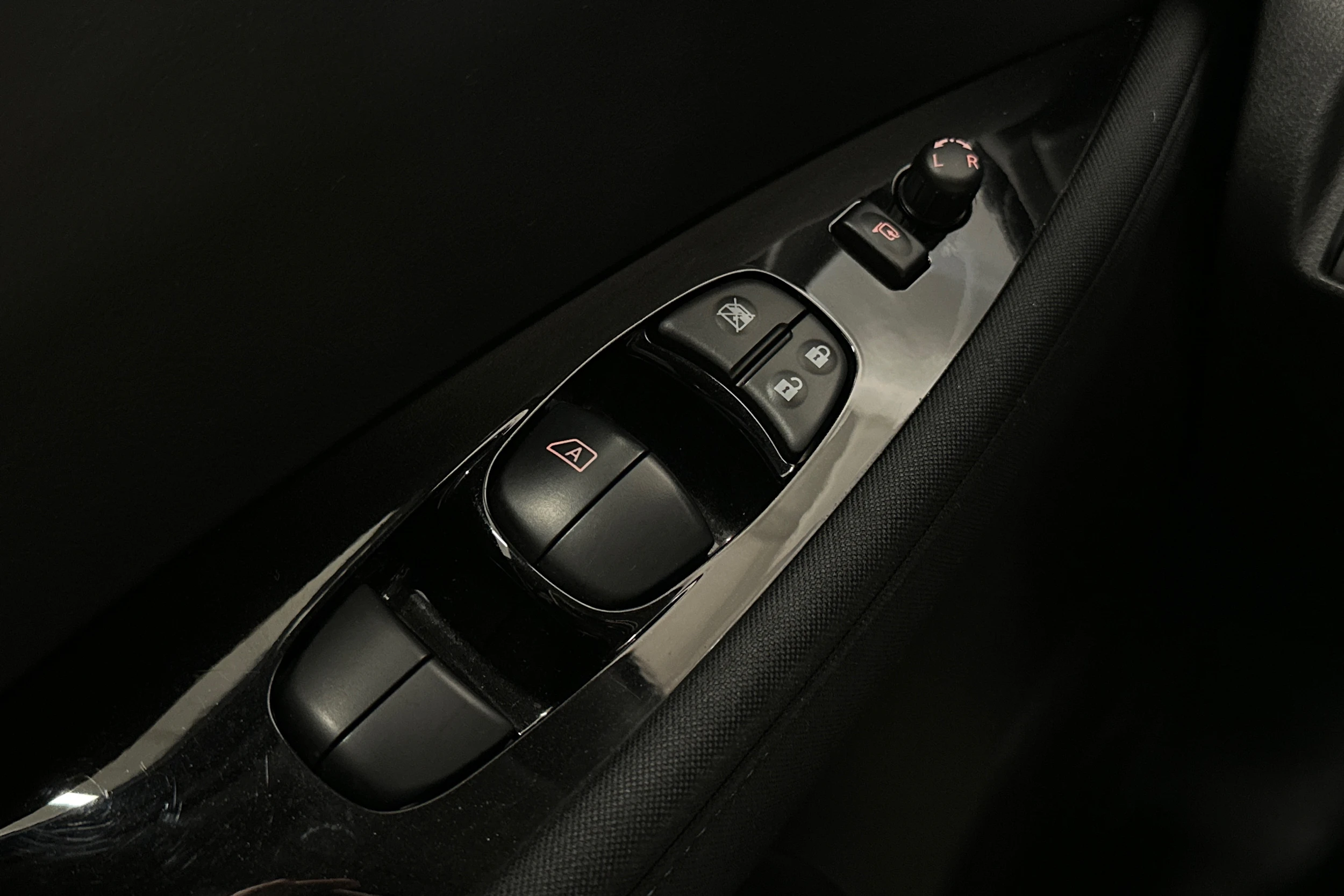 Valkoinen Nissan Leaf 2018 kuva 12.