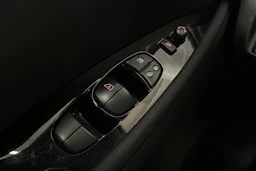 Valkoinen Nissan Leaf 2018 kuva 12.