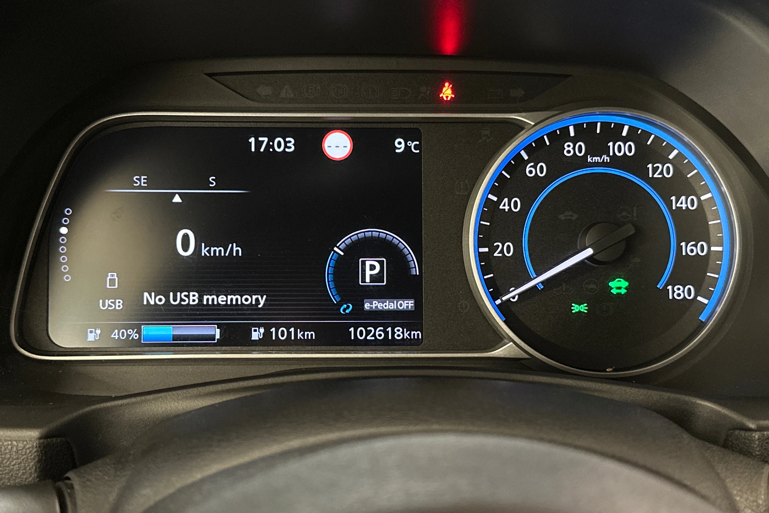 Valkoinen Nissan Leaf 2018 kuva 13.