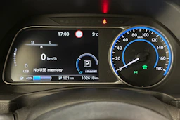 Valkoinen Nissan Leaf 2018 kuva 13.