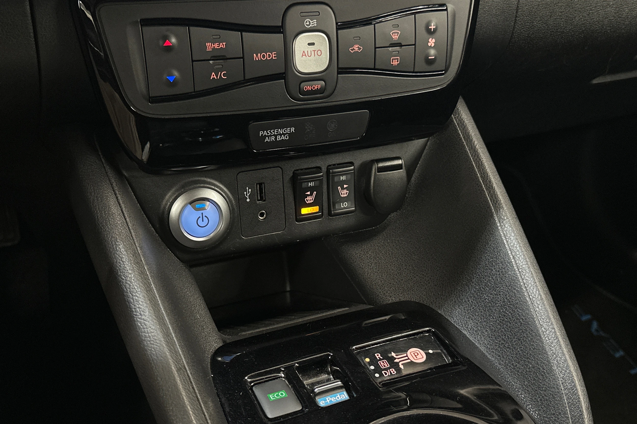 Valkoinen Nissan Leaf 2018 kuva 18.